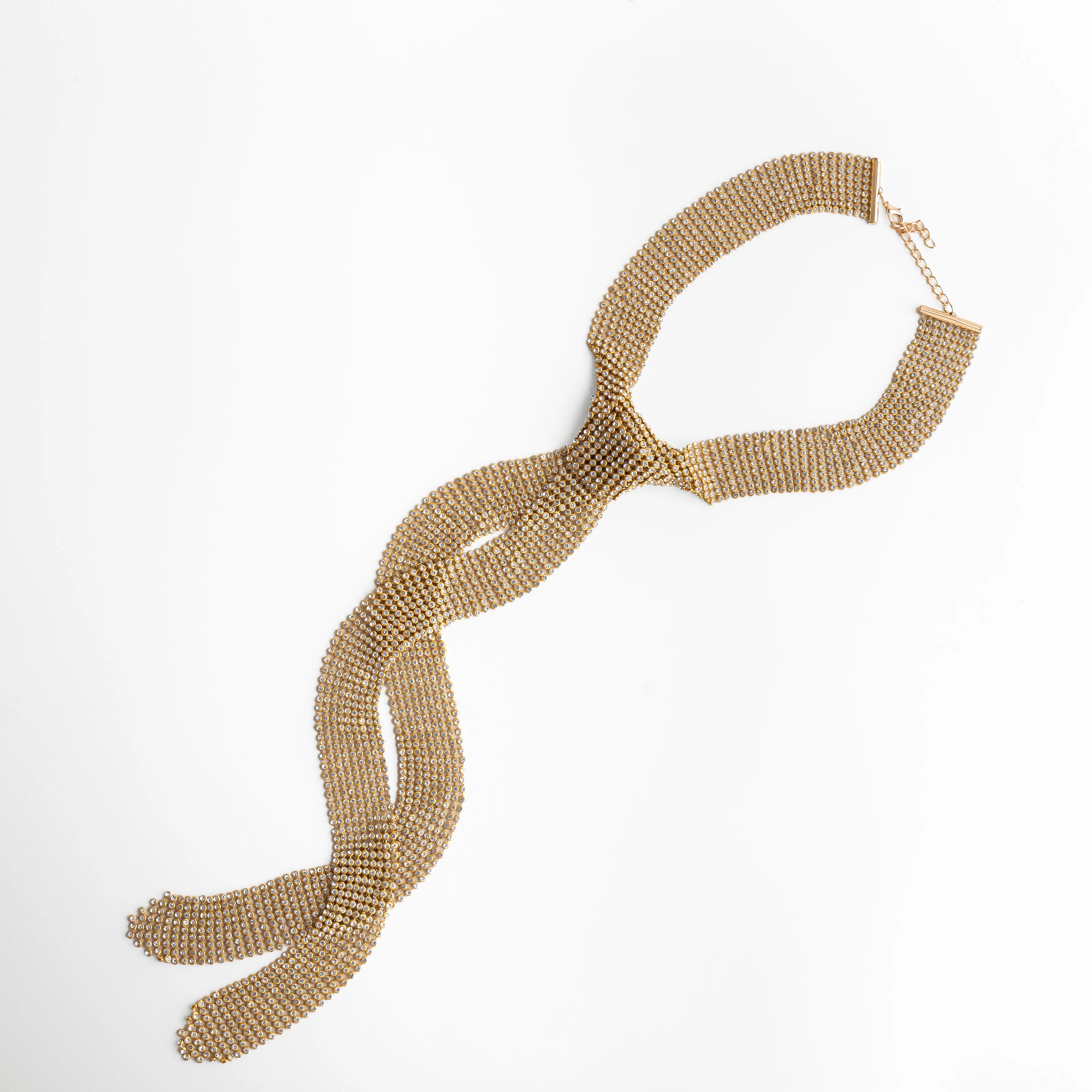 collar dorado tipo corbatín de malla statement
collar estilo corbata dorado elegante y moderno
collar largo dorado con caída tipo corbatín
collar statement dorado con diseño fluido tipo corbata
collar de malla dorada con caída al frente elegante