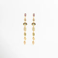 Aretes largos dorados con piedras engastadas en diseño vertical elegante, Aretes statement dorados con composición geométrica y brillo sutil, Joyería dorada femenina con piedras decorativas en caída, Aretes largos dorados sofisticados para eventos especiales, Aretes dorados de diseño europeo con detalles de piedras