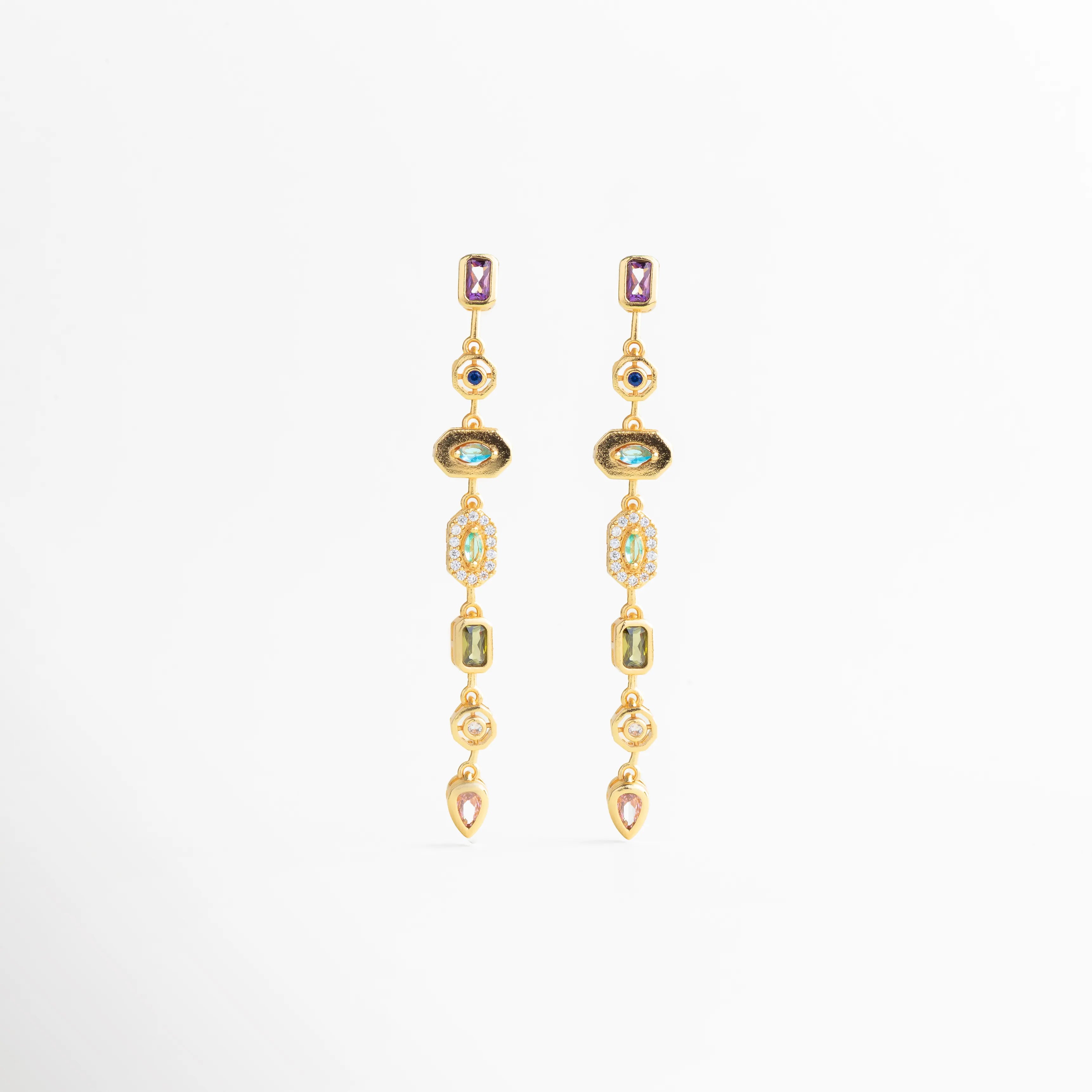 Aretes largos dorados con piedras engastadas en diseño vertical elegante, Aretes statement dorados con composición geométrica y brillo sutil, Joyería dorada femenina con piedras decorativas en caída, Aretes largos dorados sofisticados para eventos especiales, Aretes dorados de diseño europeo con detalles de piedras