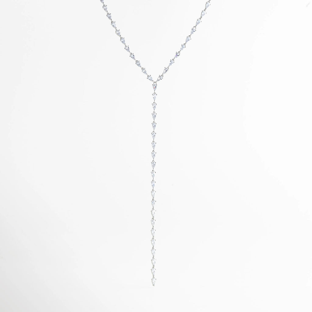 collar lariat plateado elegante, collar largo estilo lariat con caída delicada, joyería fina collar plateado minimalista, collar sofisticado estilo europeo, collar plateado femenino de líneas limpias, collar lariat moderno para looks elegantes