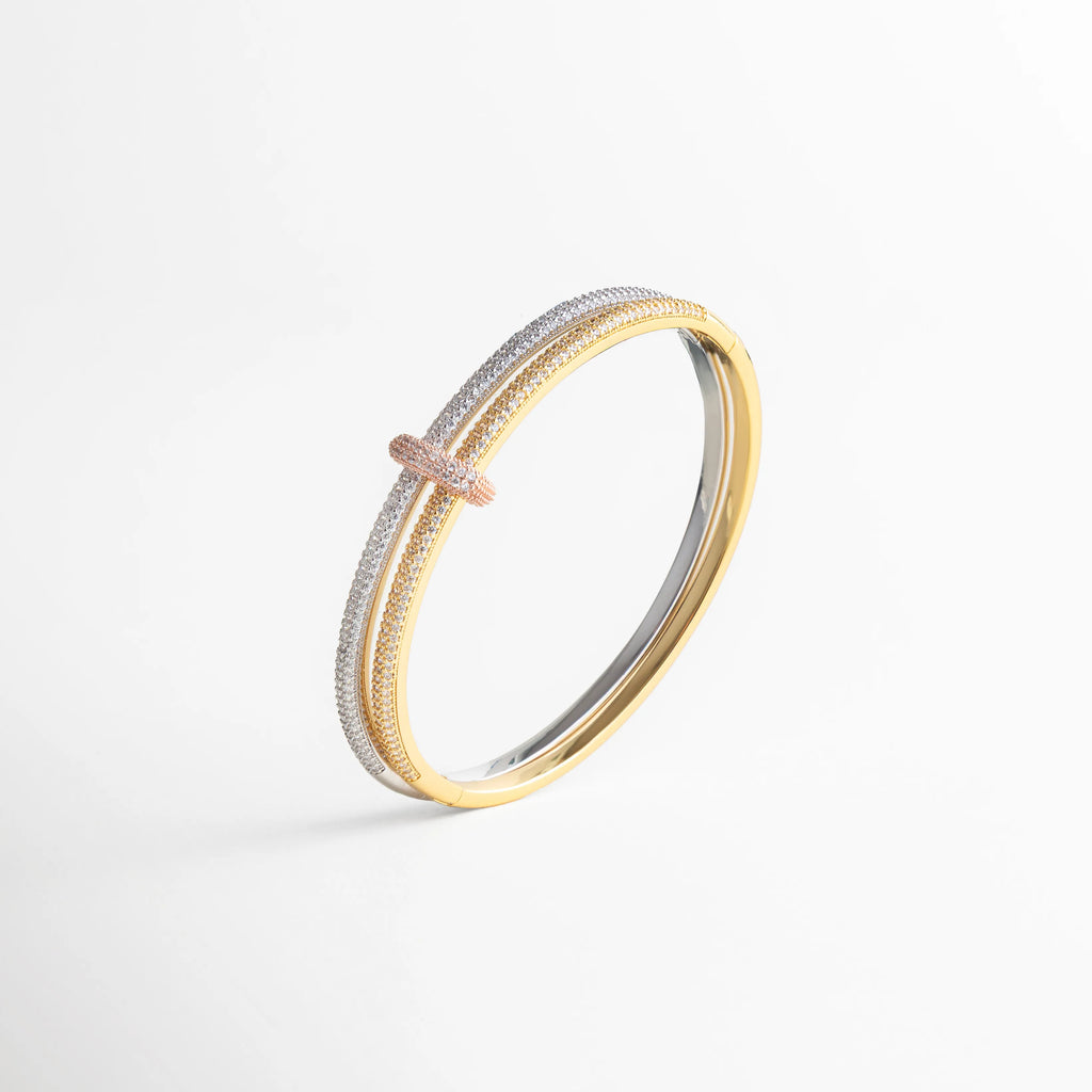 pulsera bicolor elegante, pulsera dorado y plateado, joyería moderna mujer, pulsera minimal sofisticada, accesorios metálicos chic, pulsera femenina refinada, joyería atemporal, pulsera de diseño