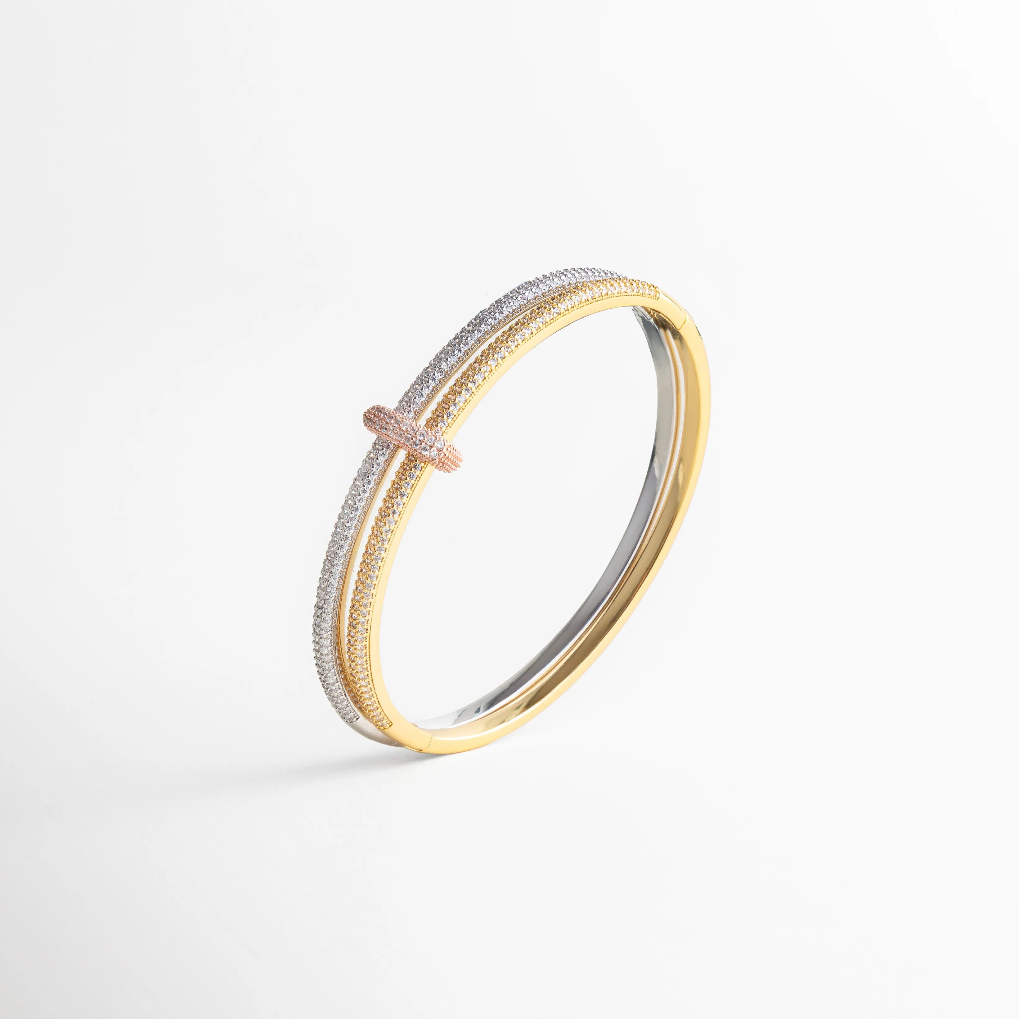 pulsera bicolor elegante, pulsera dorado y plateado, joyería moderna mujer, pulsera minimal sofisticada, accesorios metálicos chic, pulsera femenina refinada, joyería atemporal, pulsera de diseño