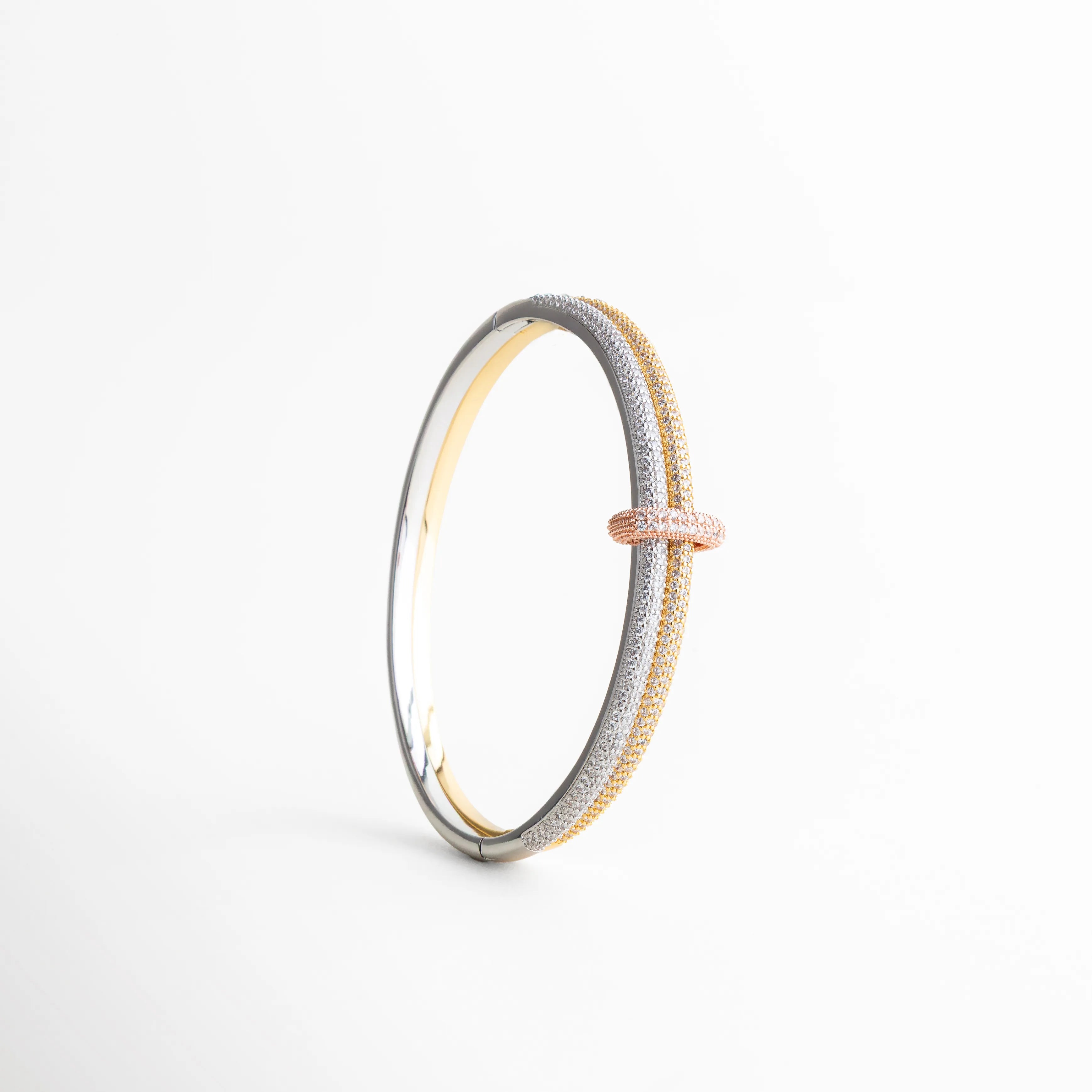 pulsera bicolor vista lateral, detalle pulsera metálica, joyería elegante minimal, pulsera fina mujer, accesorios sofisticados mujer, pulsera moderna chic, joyería femenina contemporánea, pulsera delicada