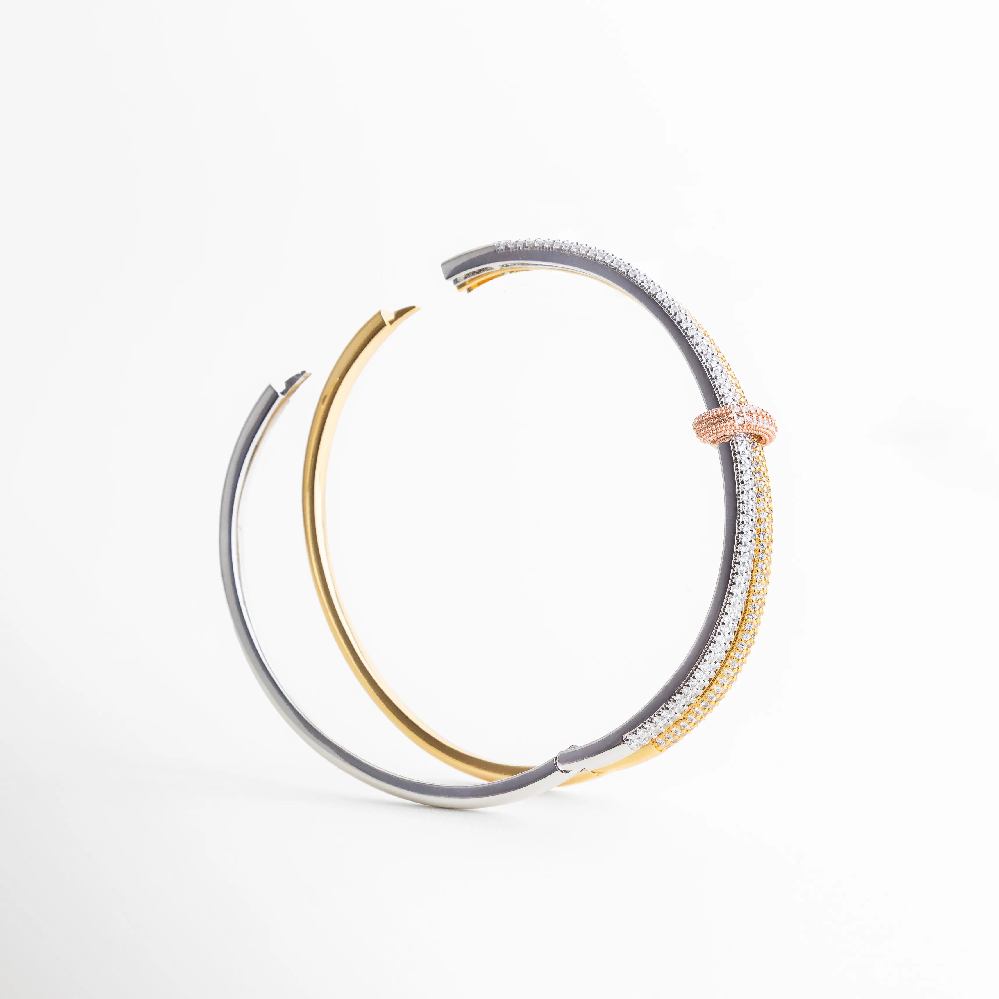 pulsera bicolor circular, pulsera elegante mujer, joyería dorada y plateada, pulsera minimal moderna, accesorios femeninos sofisticados, pulsera atemporal chic, joyería refinada, pulsera clásica moderna