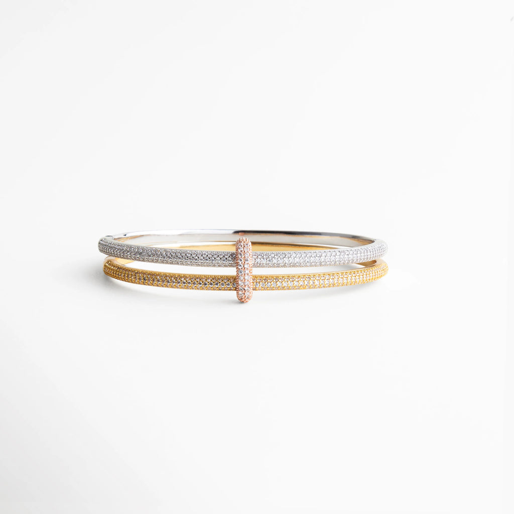 pulsera bicolor vista frontal, pulsera elegante minimal, joyería metálica femenina, accesorios dorados y plateados, pulsera chic diaria, joyería moderna mujer, pulsera refinada, pulsera sofisticada