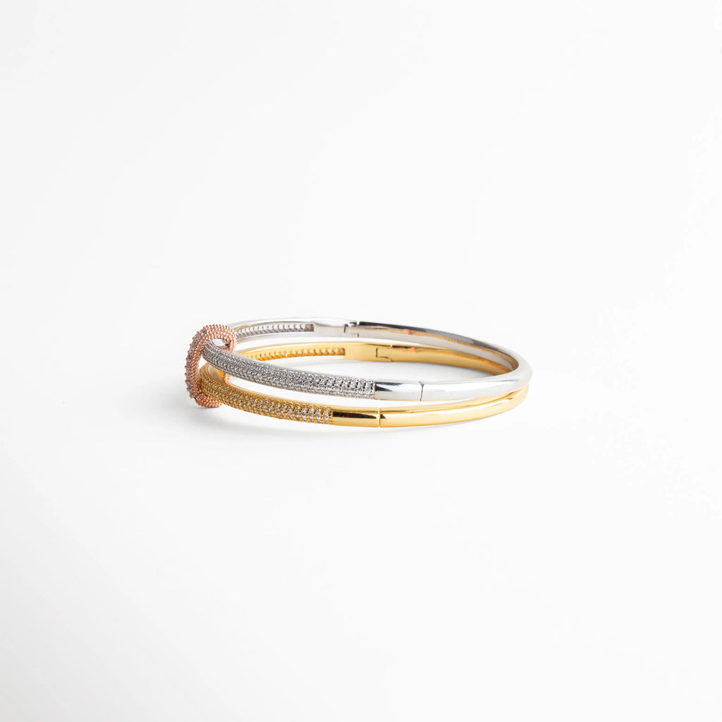 detalle pulsera bicolor, pulsera con acento central, joyería moderna elegante, pulsera femenina delicada, accesorios sofisticados chic, pulsera de diseño fino, joyería contemporánea, pulsera elegante mujer