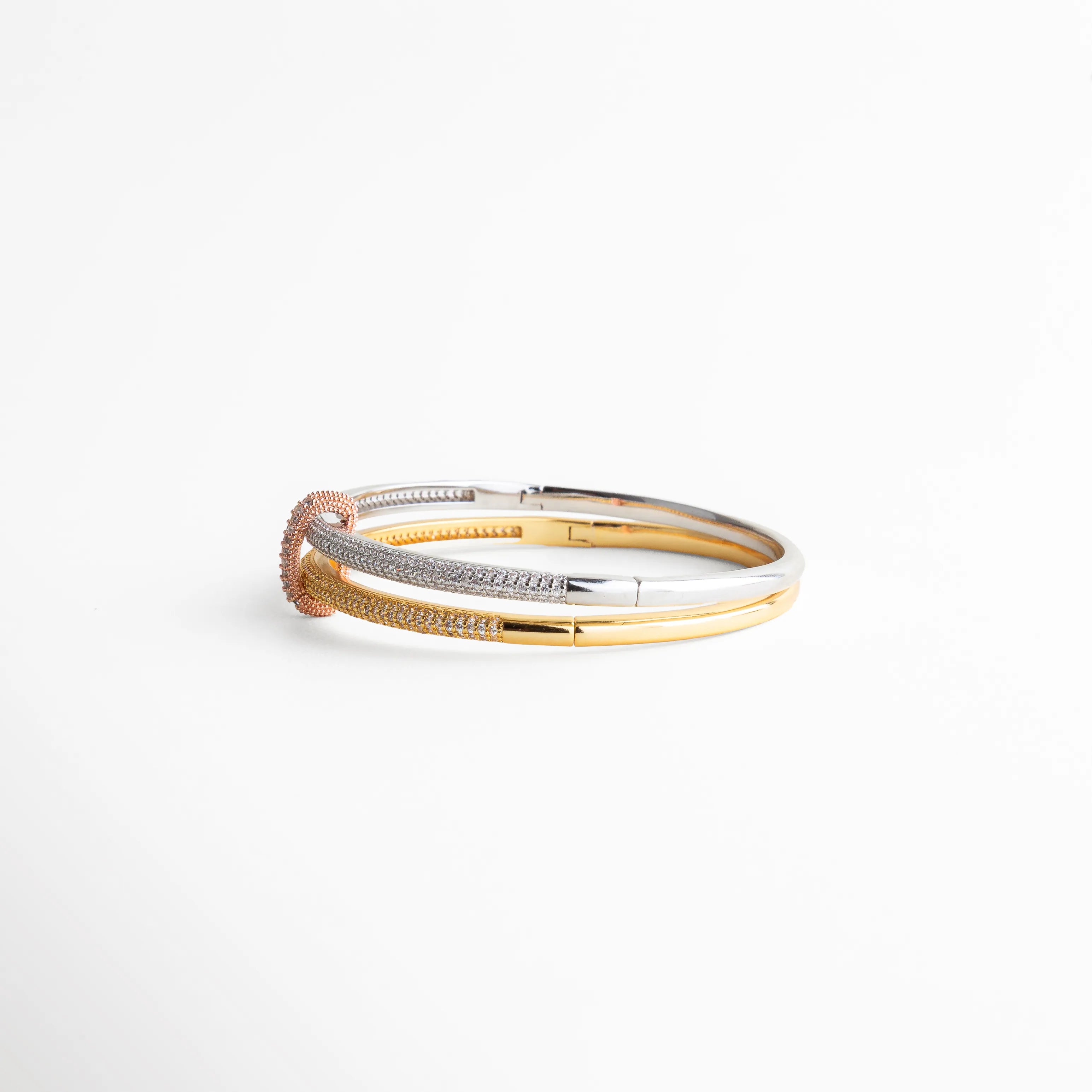 detalle pulsera bicolor, pulsera con acento central, joyería moderna elegante, pulsera femenina delicada, accesorios sofisticados chic, pulsera de diseño fino, joyería contemporánea, pulsera elegante mujer