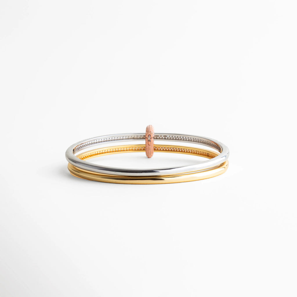 pulsera bicolor cerrada, pulsera minimal chic, joyería elegante mujer, accesorios metálicos modernos, pulsera femenina refinada, joyería atemporal chic, pulsera de tendencia, pulsera sofisticada