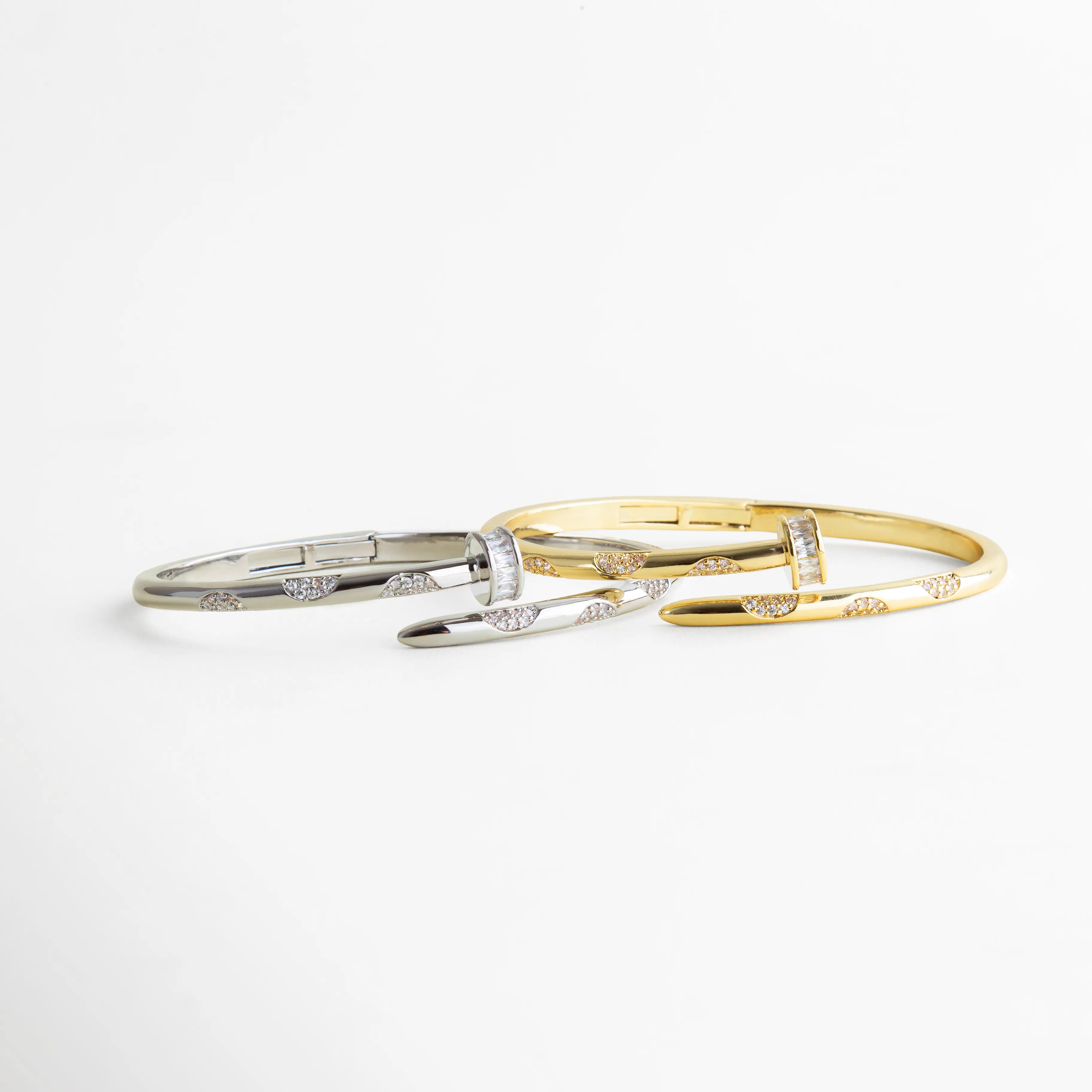 pulseras clavo plata y oro juntas, brazaletes mezclados para stacking, combinación moderna y elegantE