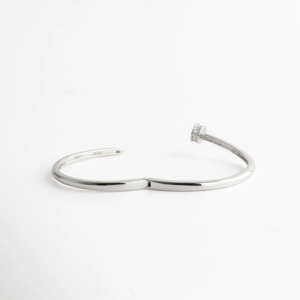brazalete clavo plata abierto, pulsera plateada rígida minimal con detalles brillantes, estilo chic contemporáneo