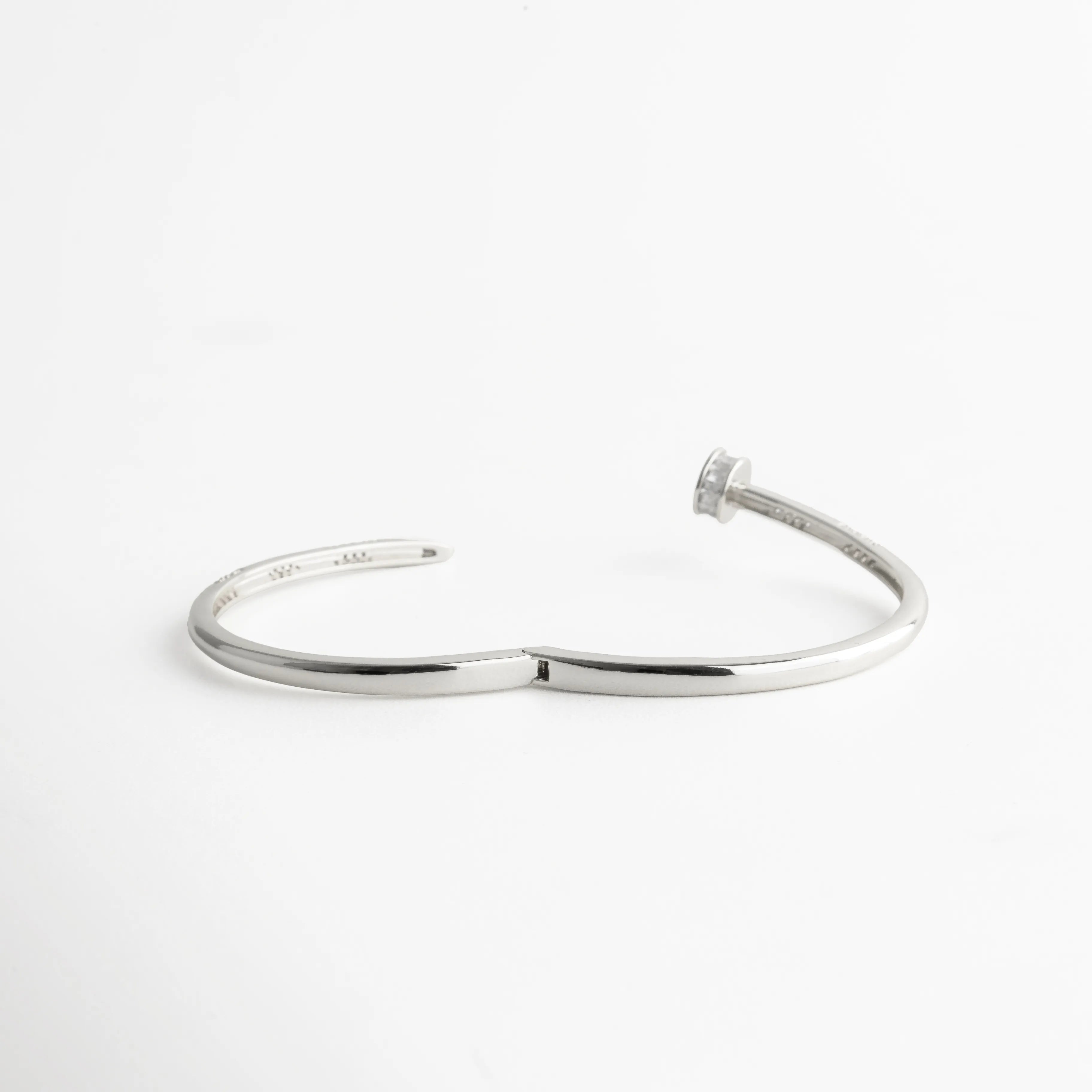 brazalete clavo plata abierto, pulsera plateada rígida minimal con detalles brillantes, estilo chic contemporáneo