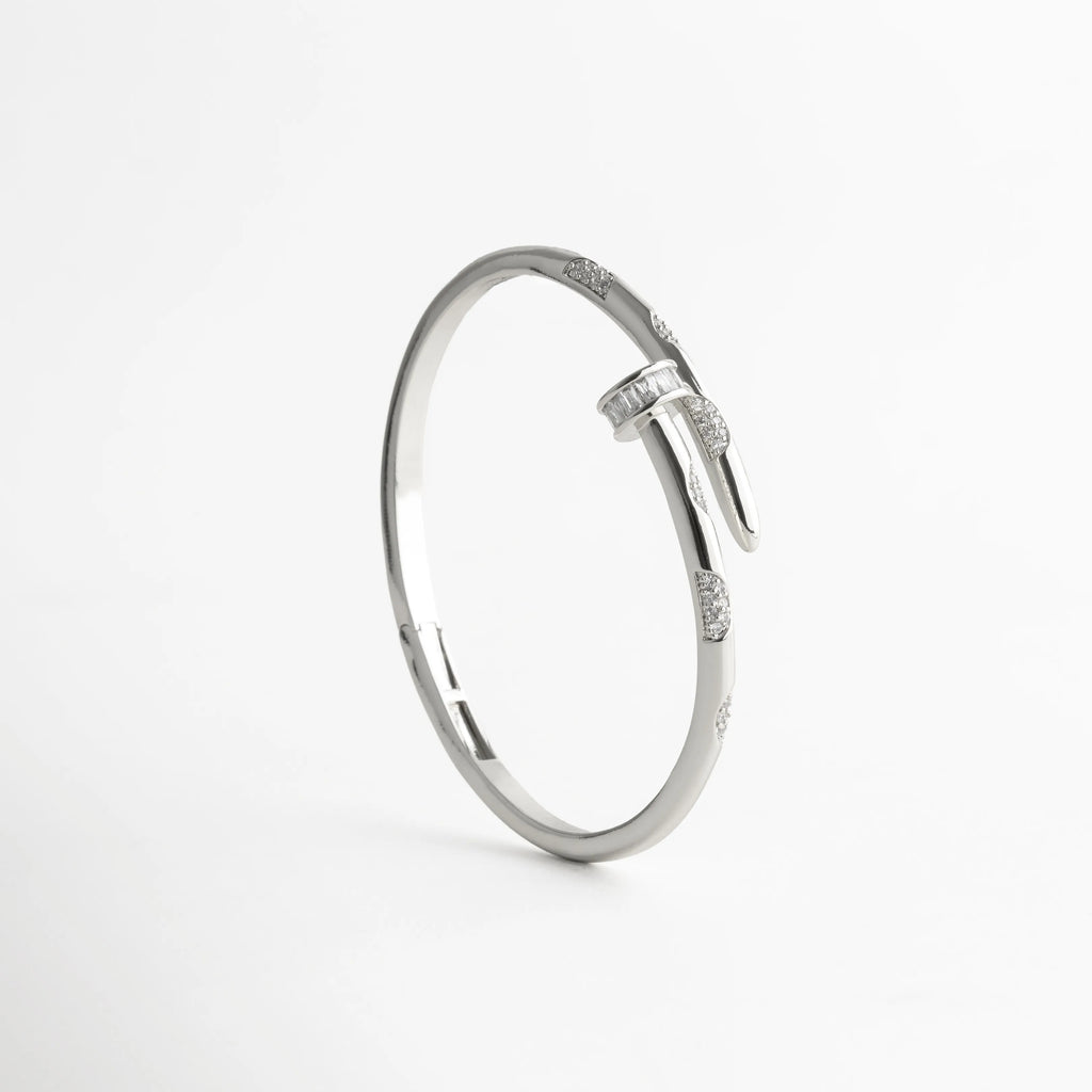 pulsera clavo plateada diagonal, brazalete moderno acabado espejo, detalles brillantes estilo lujo discreto