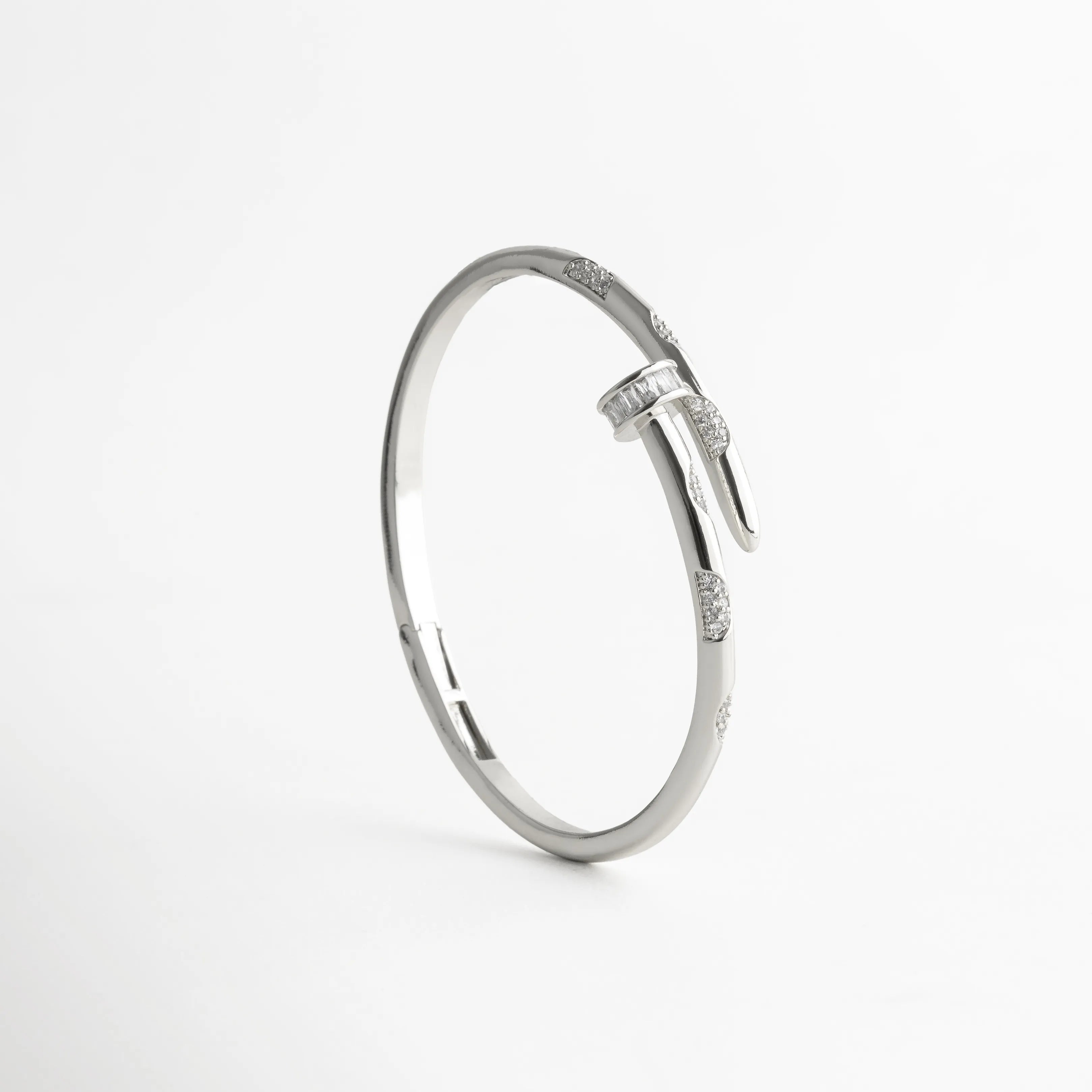 pulsera clavo plateada diagonal, brazalete moderno acabado espejo, detalles brillantes estilo lujo discreto