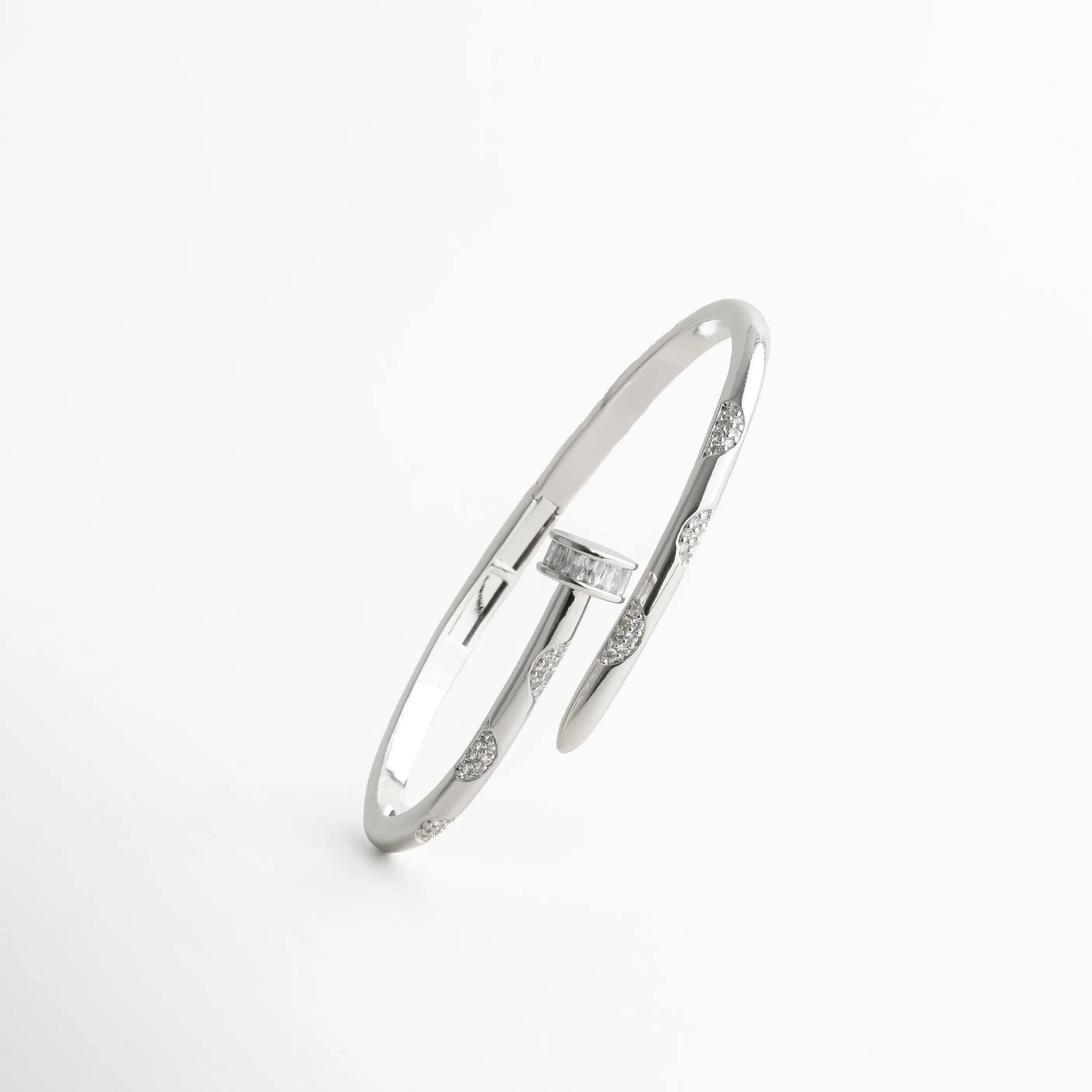 pulsera clavo plateada diagonal, brazalete moderno acabado espejo, detalles brillantes estilo lujo discreto