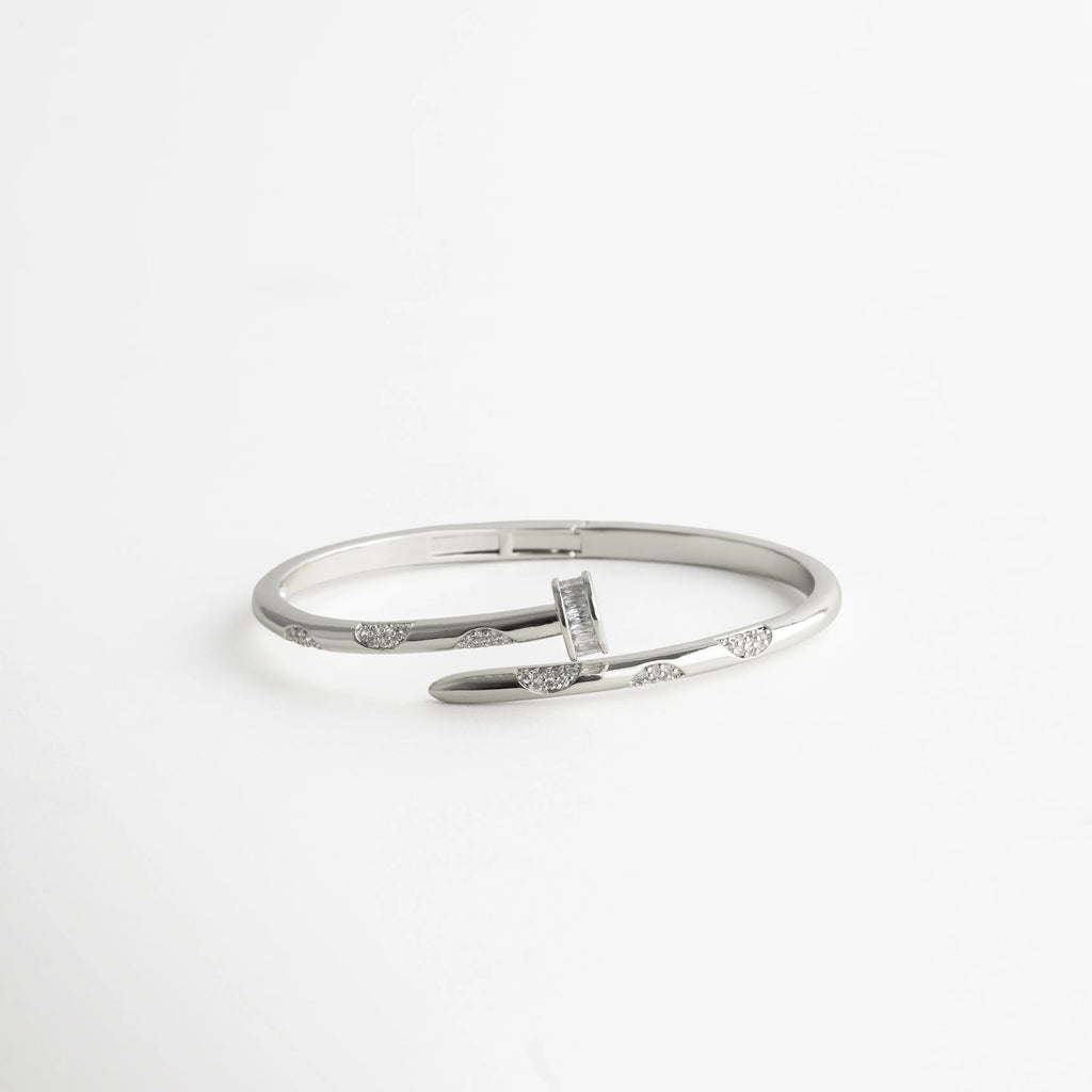 pulsera clavo plateada con zirconias, brazalete rígido plateado, diseño moderno elegante, accesorio minimalista