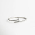 pulsera clavo plateada con zirconias, brazalete rígido plateado, diseño moderno elegante, accesorio minimalista