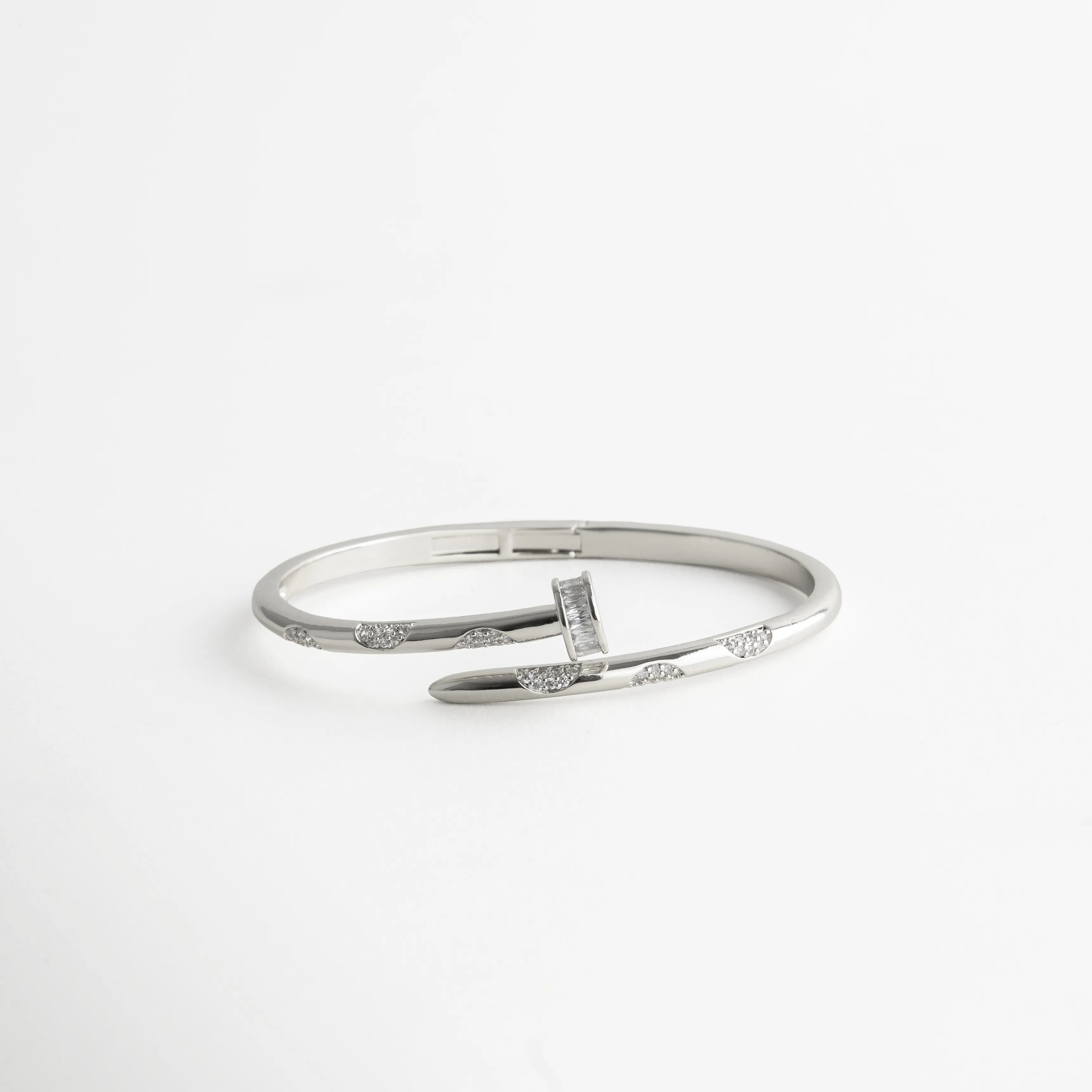 pulsera clavo plateada con zirconias, brazalete rígido plateado, diseño moderno elegante, accesorio minimalista