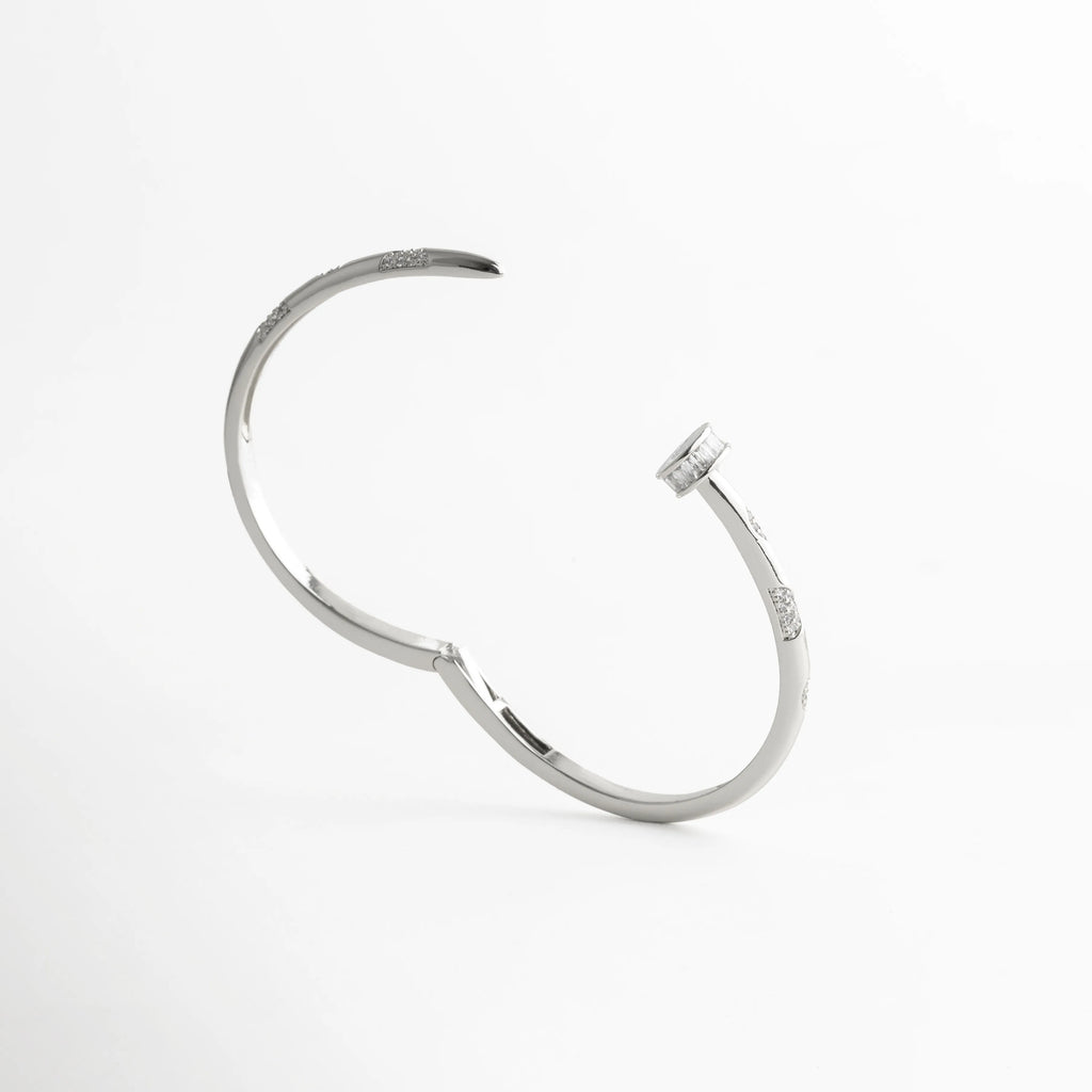 pulsera clavo plateada vertical, brazalete elegante con incrustaciones brillantes, diseño statement moderno