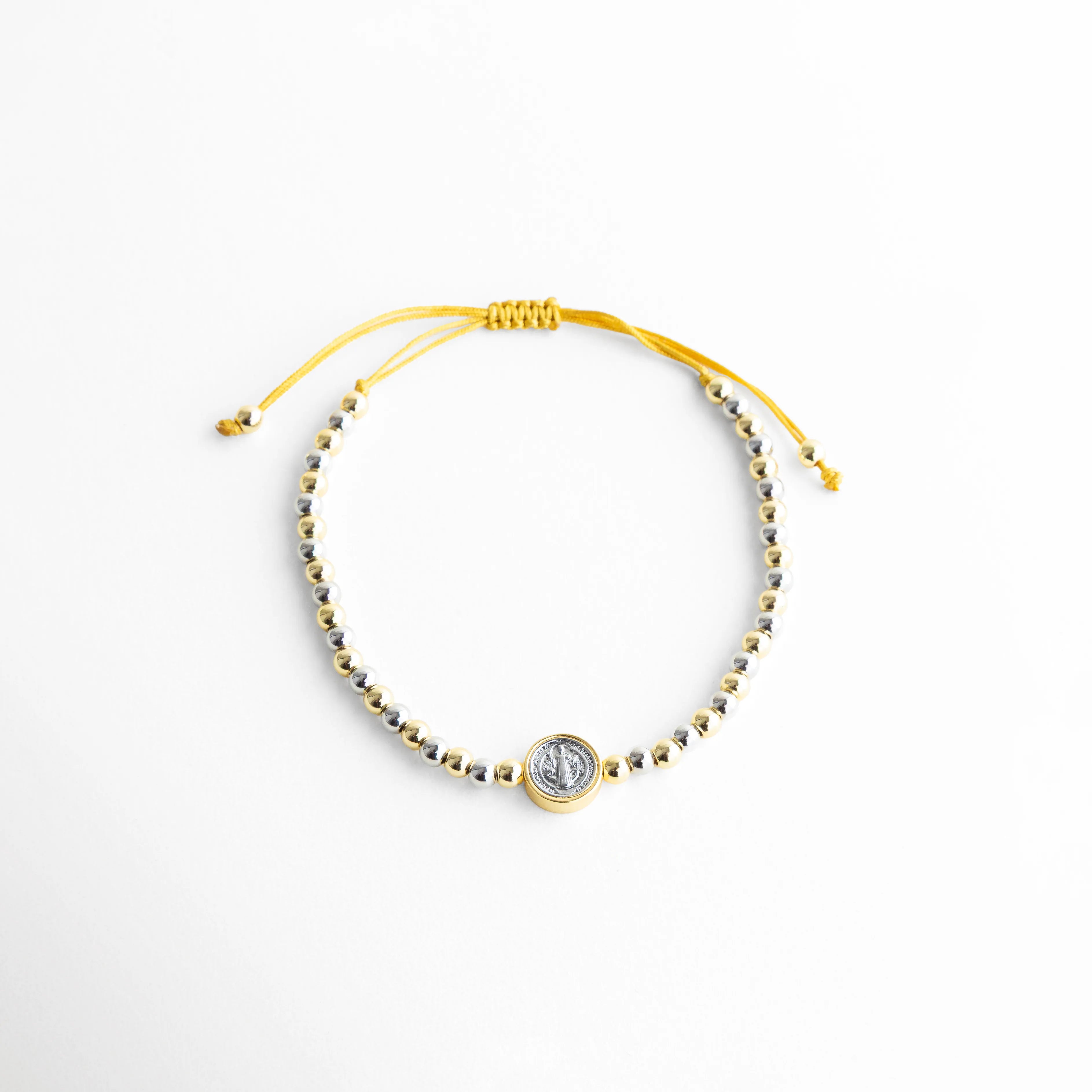 Pulsera ajustable con hilo dorado y cuentas en oro 18K, Vista completa de pulsera con sistema de ajuste deslizante, Pulsera de hilo con cuentas metálicas y diseño elegante, Pulsera fina ajustable con combinación de tonos dorados, Pulsera moderna con cierre corredizo y acabado brillante