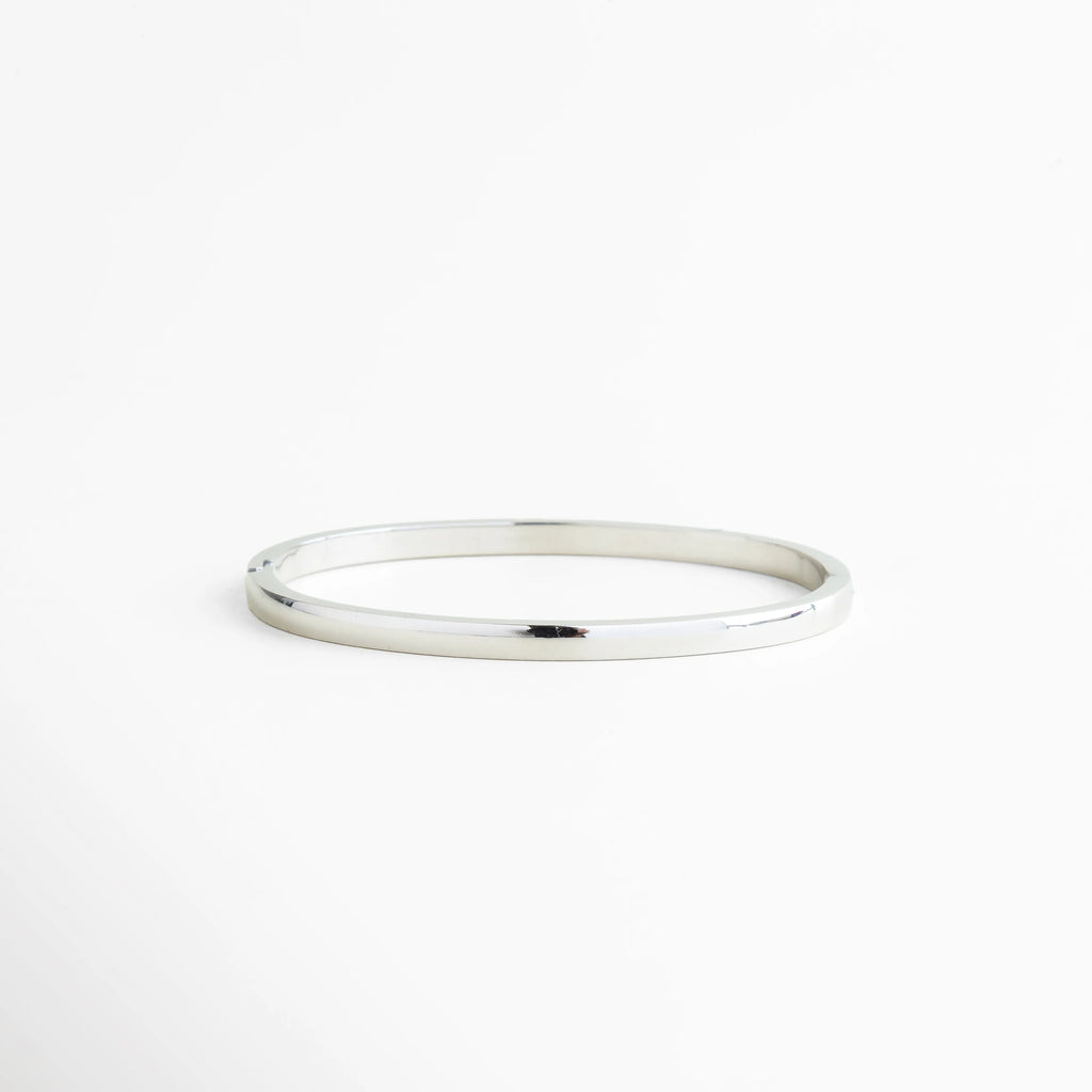 pulsera plateada vista superior con zirconias, pulsera rígida con incrustaciones brillantes, pulsera de lujo plateada diseño uniforme, pulsera delgada con zirconias alineadas, pulsera elegante vista plana, pulsera tipo tennis rígida plateada