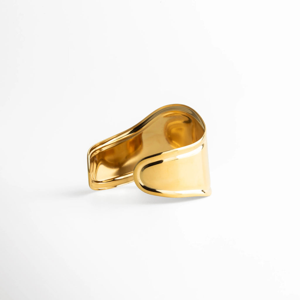 pulsera dorada interior, pulsera abierta dorada, perfil interior pulsera, joyería minimal elegante, pulsera rígida mujer, accesorios finos, joyería contemporánea