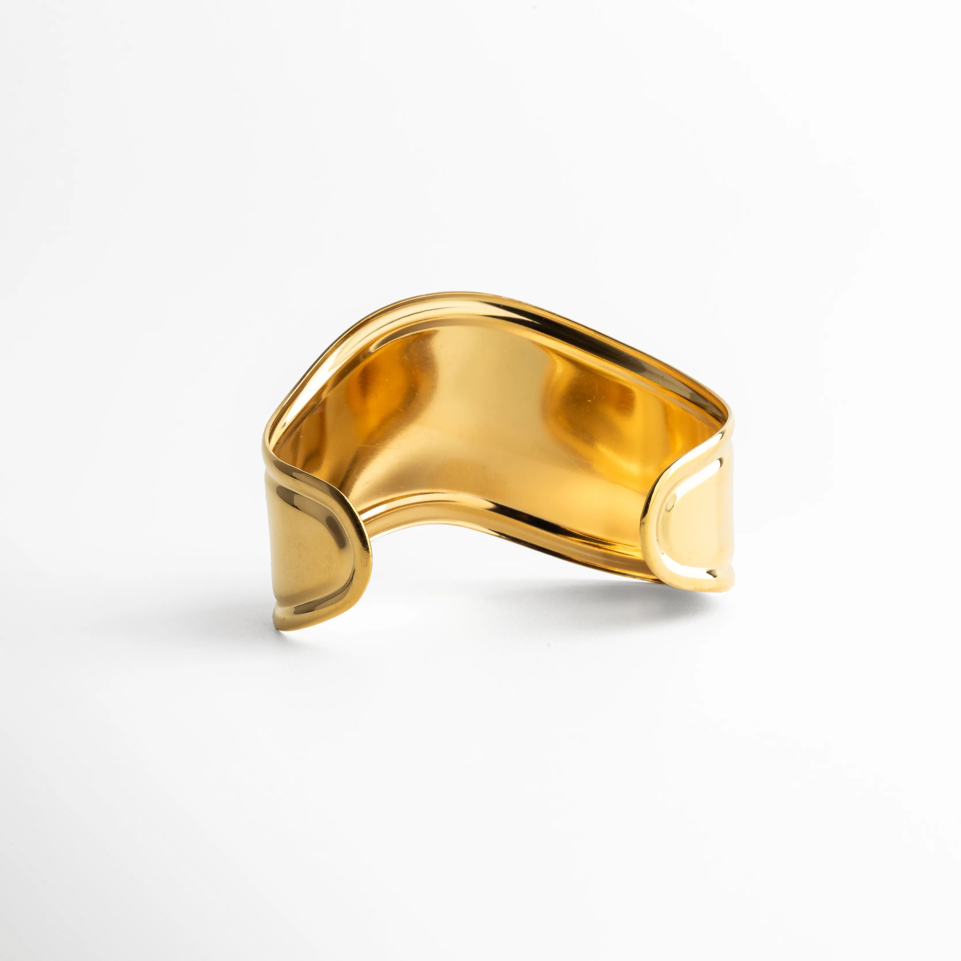 pulsera dorada lisa, acabado espejo joyería, pulsera elegante minimal, joyería fina dorada, pulsera clásica moderna, accesorios premium