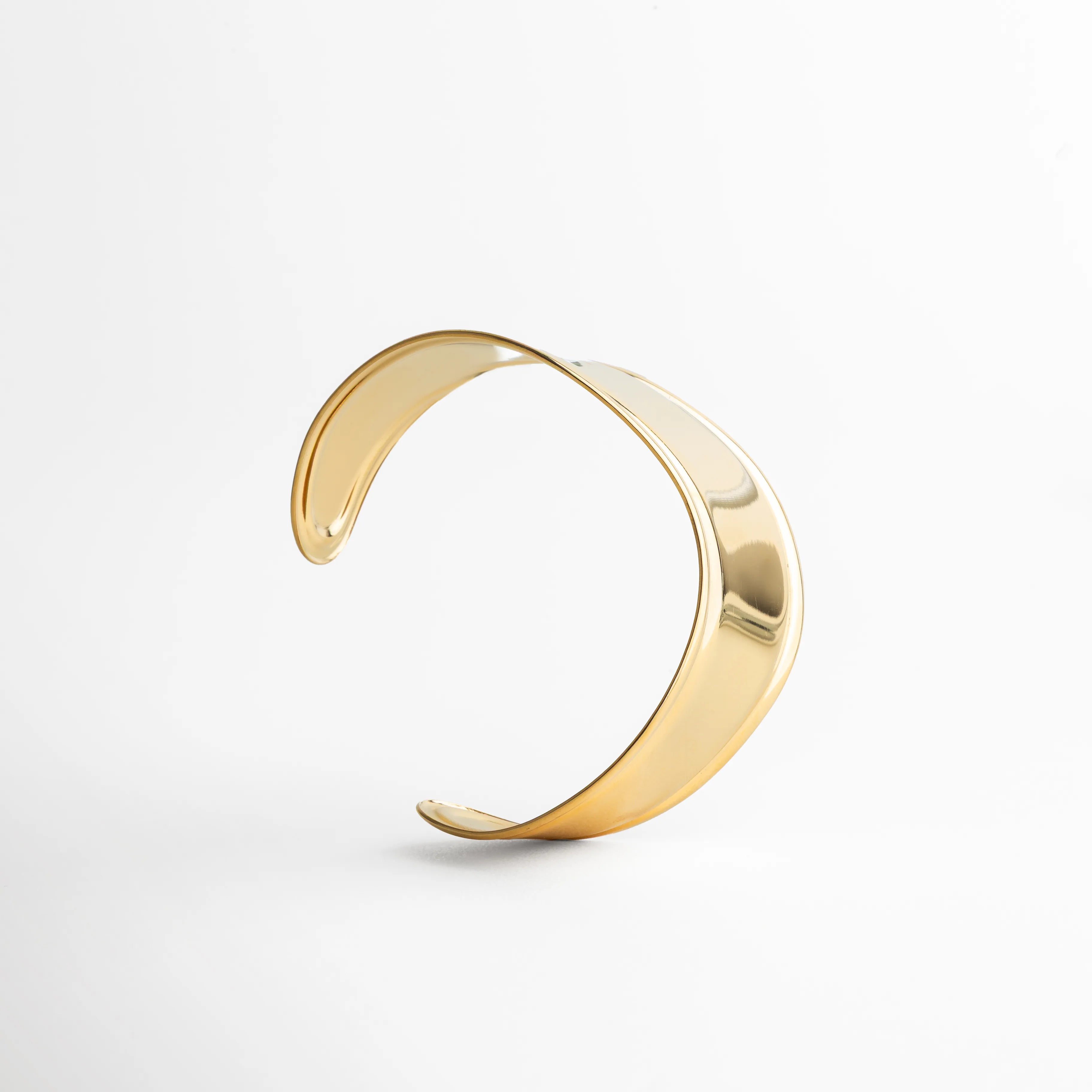 pulsera dorada abierta, pulsera cuff moderna, joyería dorada sofisticada, pulsera de diseño, accesorios statement, joyería elegante mujer