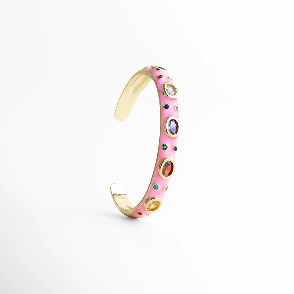 Detalle zirconias cúbicas multicolor en pulsera rosa esmaltada brillante, Primer plano pulsera con piedras multicolor acabado en oro 18K, Acabado esmaltado rosa con zirconias brillantes vista cercana, Detalle de brillo en pulsera colorida con incrustaciones multicolor, Pulsera con zirconias multicolor efecto brillante alta calidad