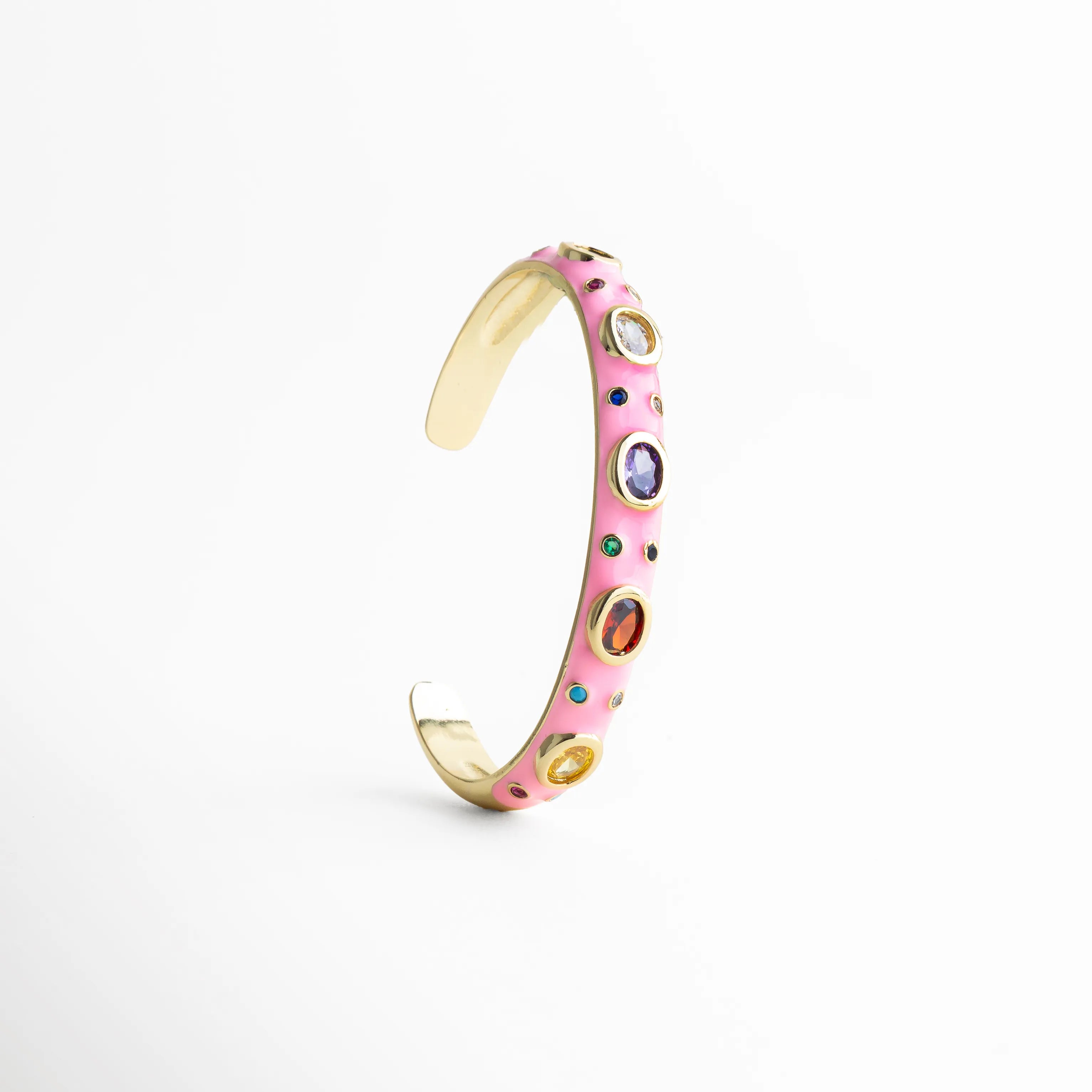 Detalle zirconias cúbicas multicolor en pulsera rosa esmaltada brillante, Primer plano pulsera con piedras multicolor acabado en oro 18K, Acabado esmaltado rosa con zirconias brillantes vista cercana, Detalle de brillo en pulsera colorida con incrustaciones multicolor, Pulsera con zirconias multicolor efecto brillante alta calidad