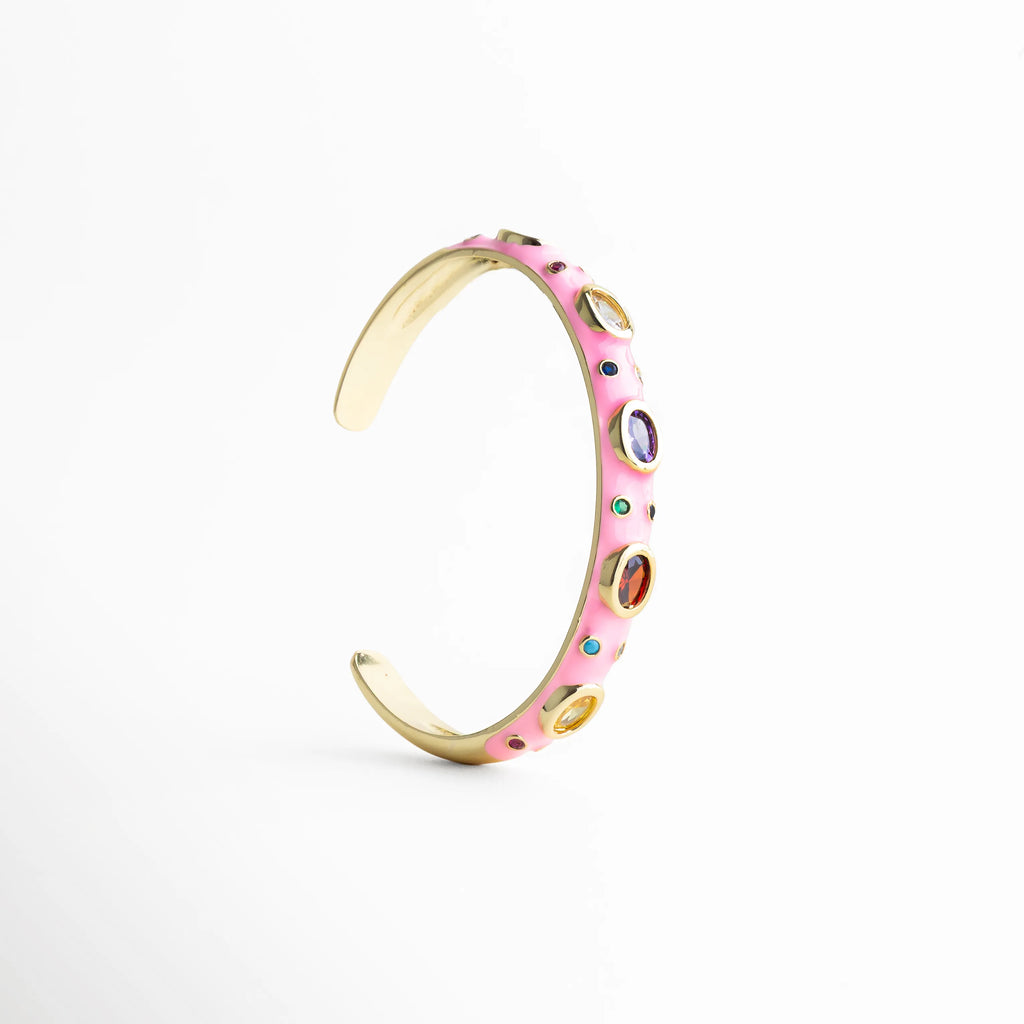 Vista lateral pulsera rosa esmaltada con zirconias multicolor elegante, Pulsera perfil diseño delgado con acabado en oro 18K y piedras coloridas, Detalle lateral pulsera femenina rosa con incrustaciones brillantes, Pulsera moderna vista perfil con esmalte rosa y zirconias multicolor, Vista de lado pulsera elegante con diseño fino y acabado dorado