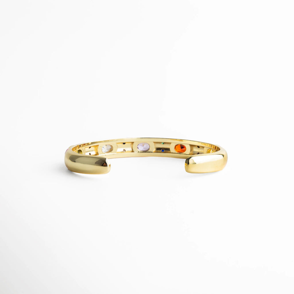 Vista trasera pulsera rosa esmaltada con estructura dorada limpia, Parte posterior pulsera con acabado en oro 18K diseño minimalista, Pulsera Mingles rosa vista trasera con estructura metálica elegante, Detalle trasero pulsera femenina esmaltada con acabado pulido, Vista posterior pulsera colorida con base de cobre enchapado dorado 