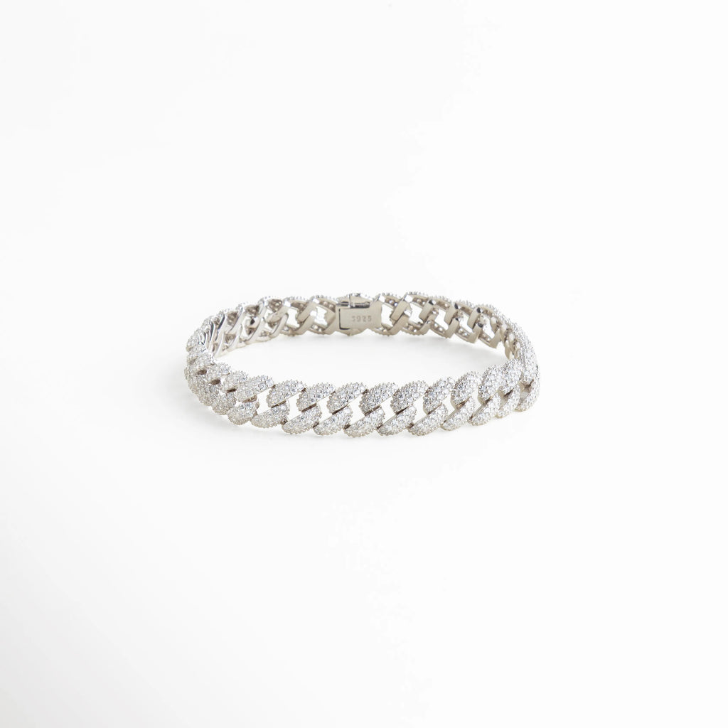 Pulsera de eslabón cubano en Plata Ley 925 con baño de oro blanco 18k y diamantes sintéticos, Brazalete estilo cubano de 0.9 cm de ancho con pavé completo de diamantes sintéticos, Joyería de Plata 925 con acabado oro blanco y piedras brillantes de alta calidad, Pulsera "Cuban Link" para hombre o mujer con incrustaciones de diamantes sobre fondo blanco, Brazalete de cadena gruesa de 20 cm con recubrimiento enchapado y brillo tipo diamante.