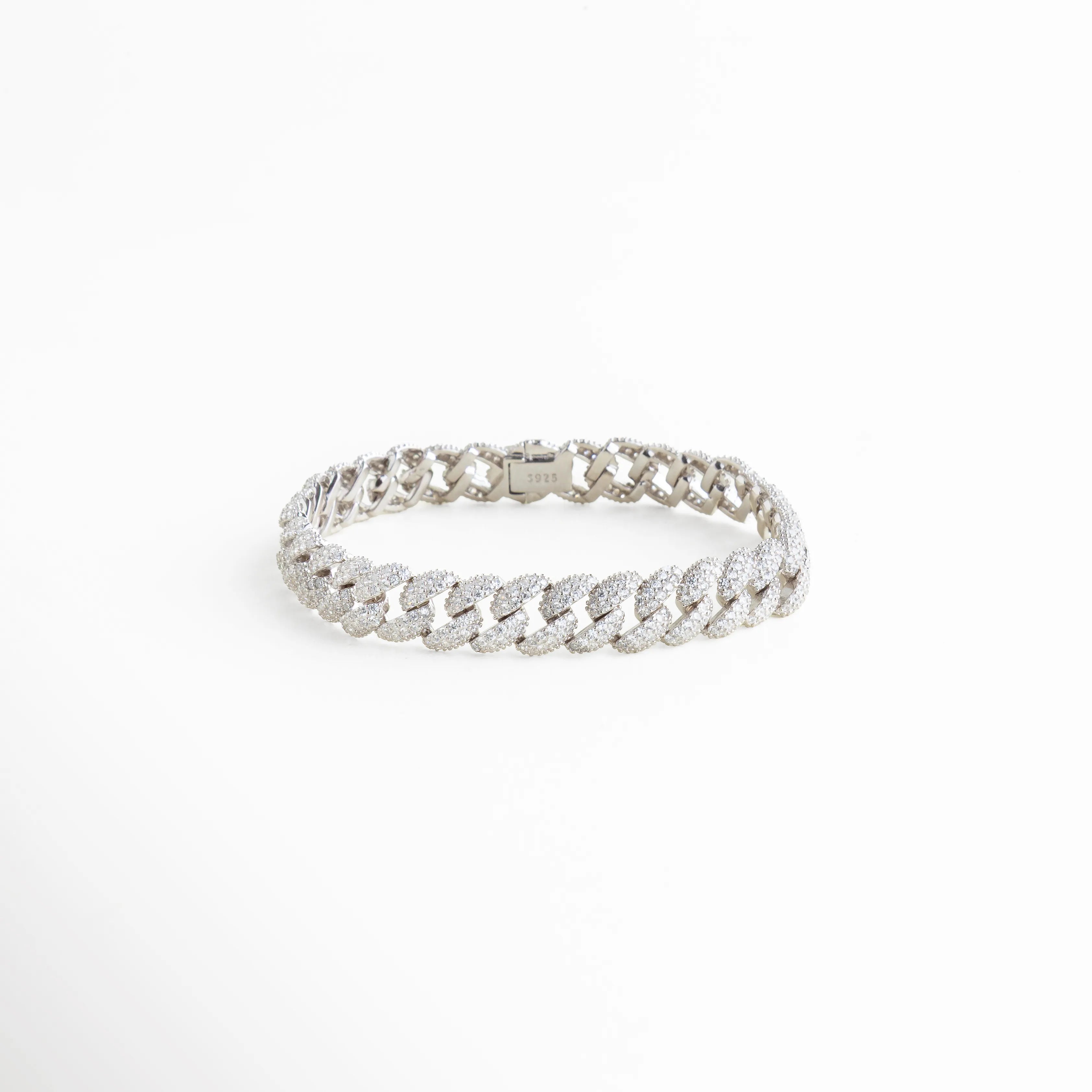 Pulsera de eslabón cubano en Plata Ley 925 con baño de oro blanco 18k y diamantes sintéticos, Brazalete estilo cubano de 0.9 cm de ancho con pavé completo de diamantes sintéticos, Joyería de Plata 925 con acabado oro blanco y piedras brillantes de alta calidad, Pulsera "Cuban Link" para hombre o mujer con incrustaciones de diamantes sobre fondo blanco, Brazalete de cadena gruesa de 20 cm con recubrimiento enchapado y brillo tipo diamante.