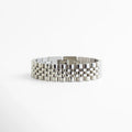 Pulsera de eslabones tipo "Jubilee" en acabado plata con baño de oro blanco 18K, Brazalete ancho de eslabones entrelazados con diseño de correa de reloj clásica, Joyería de acero inoxidable con recubrimiento brillante de oro blanco sobre fondo blanco, Pulsera metálica de 1.5 cm de ancho con diseño de cinco filas de eslabones pulidos, Accesorio de mano estilo ejecutivo con acabado plateado de alta calidad.