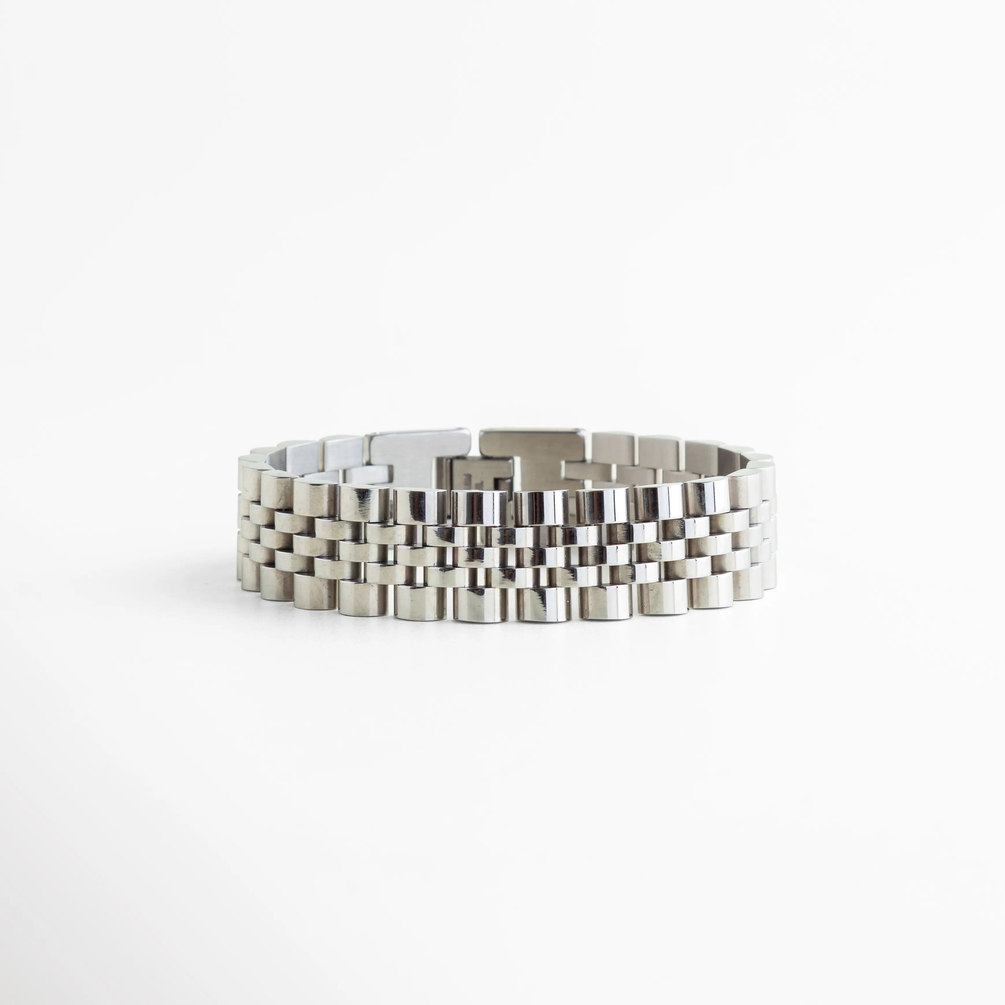 Pulsera de eslabones tipo "Jubilee" en acabado plata con baño de oro blanco 18K, Brazalete ancho de eslabones entrelazados con diseño de correa de reloj clásica, Joyería de acero inoxidable con recubrimiento brillante de oro blanco sobre fondo blanco, Pulsera metálica de 1.5 cm de ancho con diseño de cinco filas de eslabones pulidos, Accesorio de mano estilo ejecutivo con acabado plateado de alta calidad.