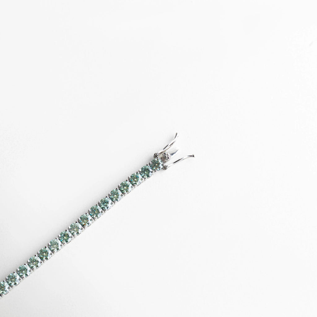 Detalle de cierre de pulsera de plata 925 con sistema seguro, Broche de pulsera tipo tenis con acabado pulido brillante, Cierre metálico de pulsera con moissanita, diseño elegante, Detalle funcional de pulsera fina con sistema de ajuste seguro, Cierre de pulsera de lujo en plata con acabado brillante