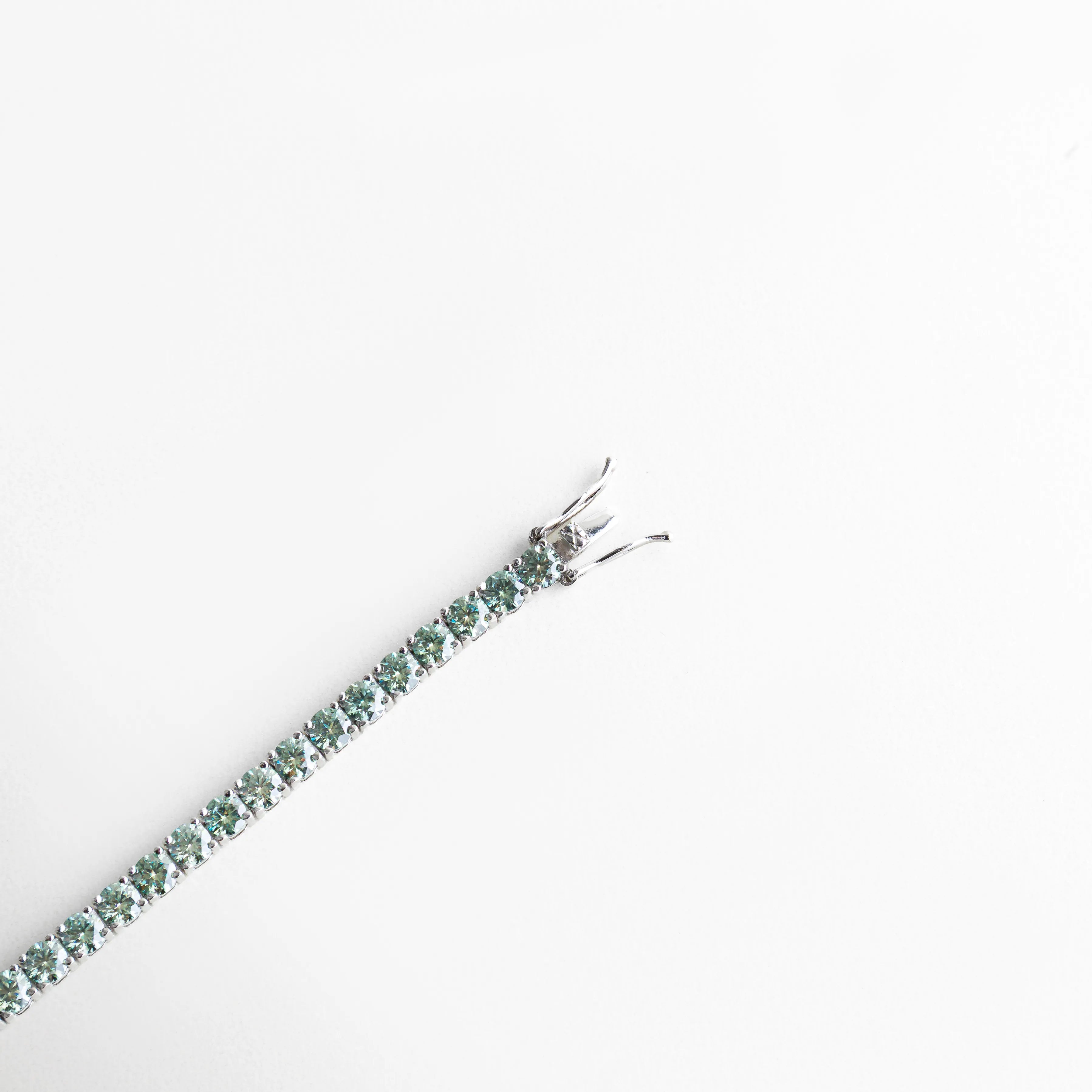 Detalle de cierre de pulsera de plata 925 con sistema seguro, Broche de pulsera tipo tenis con acabado pulido brillante, Cierre metálico de pulsera con moissanita, diseño elegante, Detalle funcional de pulsera fina con sistema de ajuste seguro, Cierre de pulsera de lujo en plata con acabado brillante