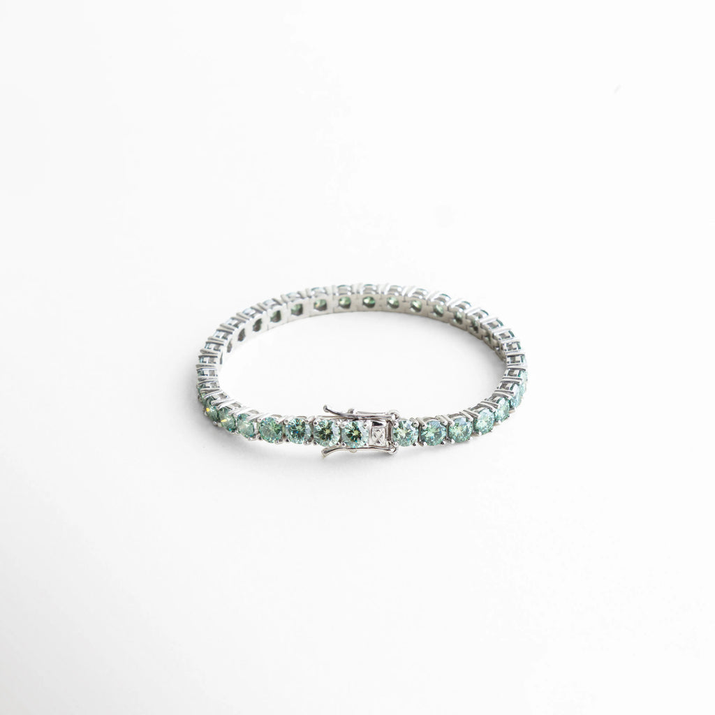 Pulsera circular tipo tenis con diamantes moissanita en plata 925, Pulsera completa con diseño uniforme de moissanita verde brillante, Vista superior de pulsera elegante con piedras moissanita, Pulsera fina con forma circular y acabado brillante en plata, Pulsera sofisticada con moissanita engastada en todo el contorno