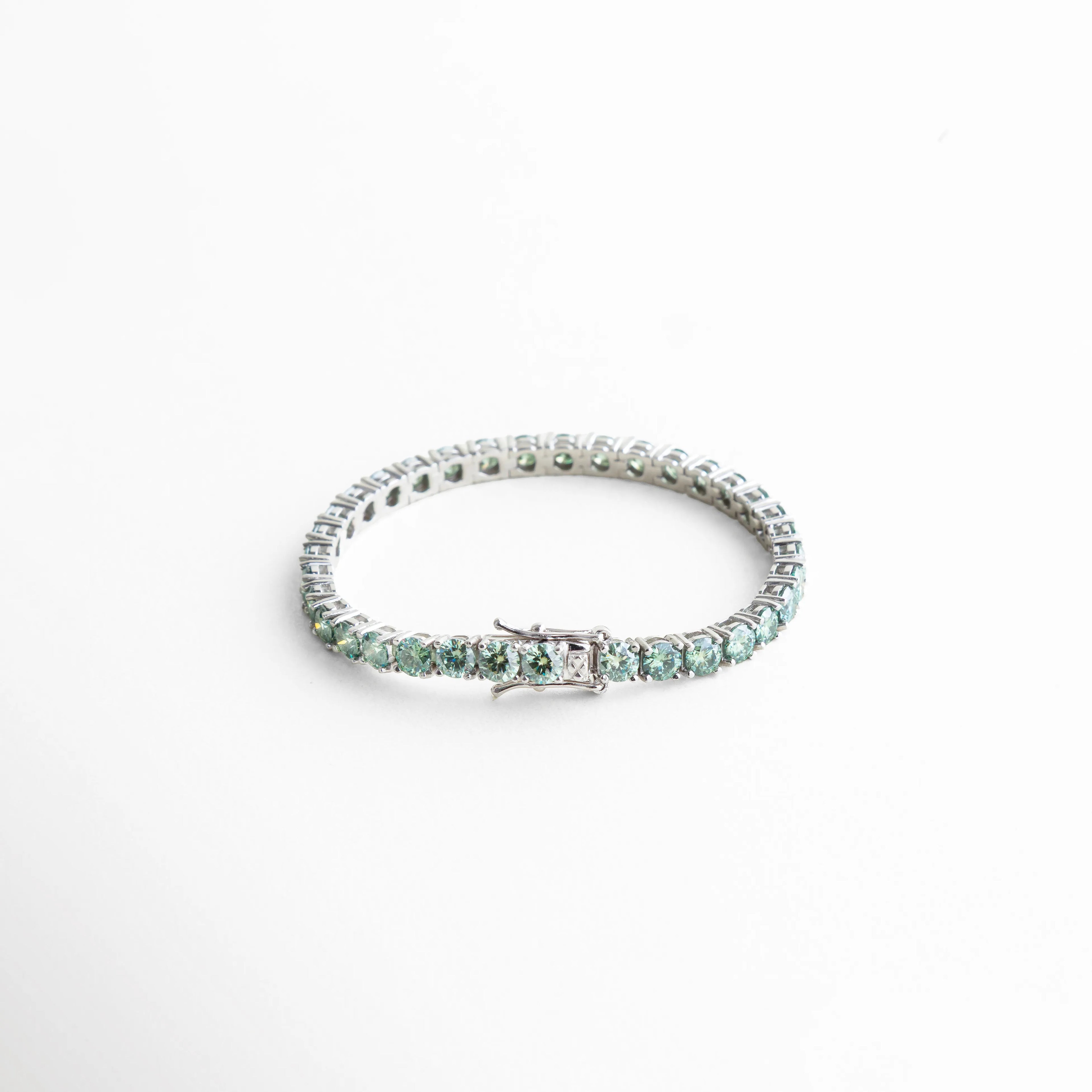 Pulsera circular tipo tenis con diamantes moissanita en plata 925, Pulsera completa con diseño uniforme de moissanita verde brillante, Vista superior de pulsera elegante con piedras moissanita, Pulsera fina con forma circular y acabado brillante en plata, Pulsera sofisticada con moissanita engastada en todo el contorno
