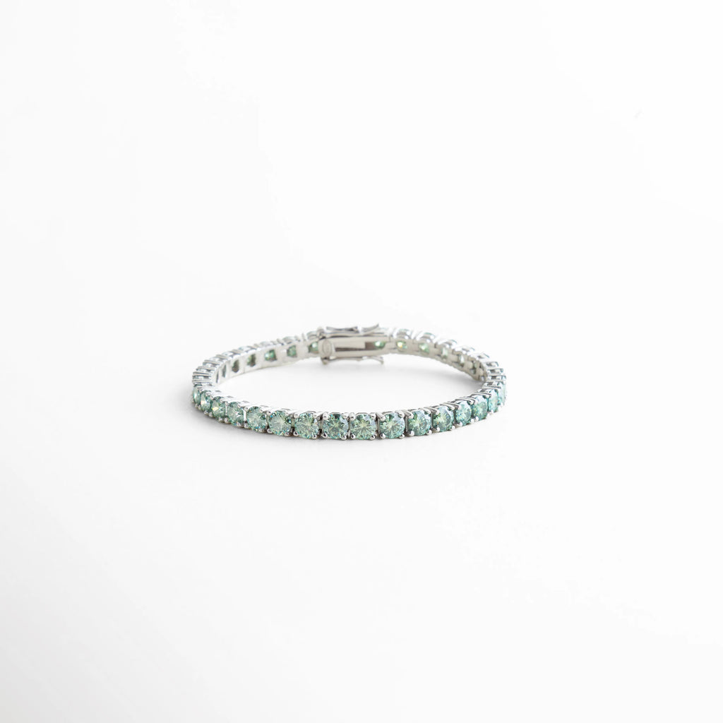 Pulsera tipo tenis de plata ley 925 con diamante moissanita verde, diseño elegante, Pulsera fina de plata 925 con moissanitas brillantes en tono verde, estilo sofisticado, Pulsera elegante con incrustaciones de diamante moissanita sobre plata 925, Pulsera de lujo con piedras moissanita y acabado pulido brillante, Pulsera minimalista de plata 925 con moissanita verde brillante