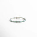 Pulsera tipo tenis de plata ley 925 con diamante moissanita verde, diseño elegante, Pulsera fina de plata 925 con moissanitas brillantes en tono verde, estilo sofisticado, Pulsera elegante con incrustaciones de diamante moissanita sobre plata 925, Pulsera de lujo con piedras moissanita y acabado pulido brillante, Pulsera minimalista de plata 925 con moissanita verde brillante