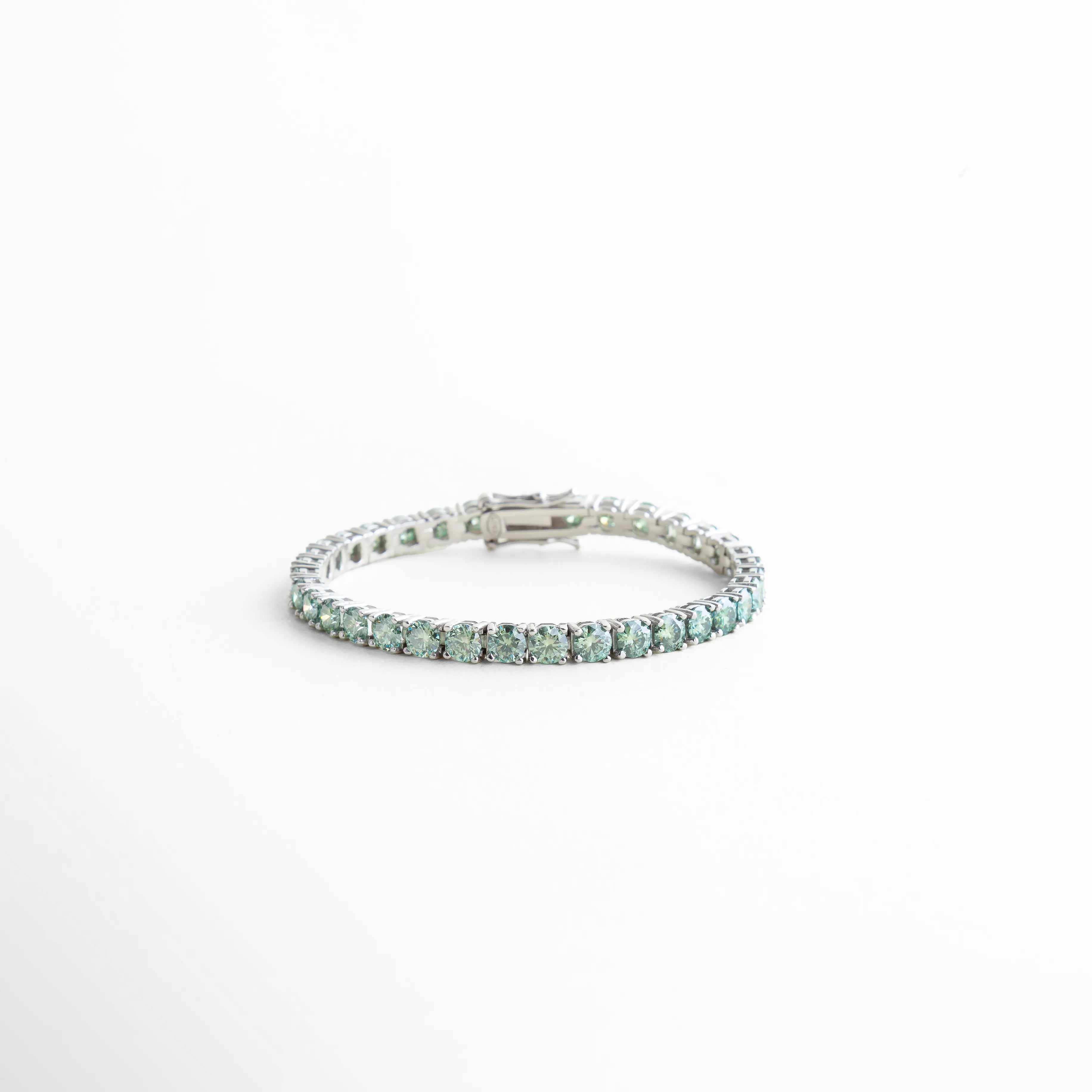 Pulsera tipo tenis de plata ley 925 con diamante moissanita verde, diseño elegante, Pulsera fina de plata 925 con moissanitas brillantes en tono verde, estilo sofisticado, Pulsera elegante con incrustaciones de diamante moissanita sobre plata 925, Pulsera de lujo con piedras moissanita y acabado pulido brillante, Pulsera minimalista de plata 925 con moissanita verde brillante
