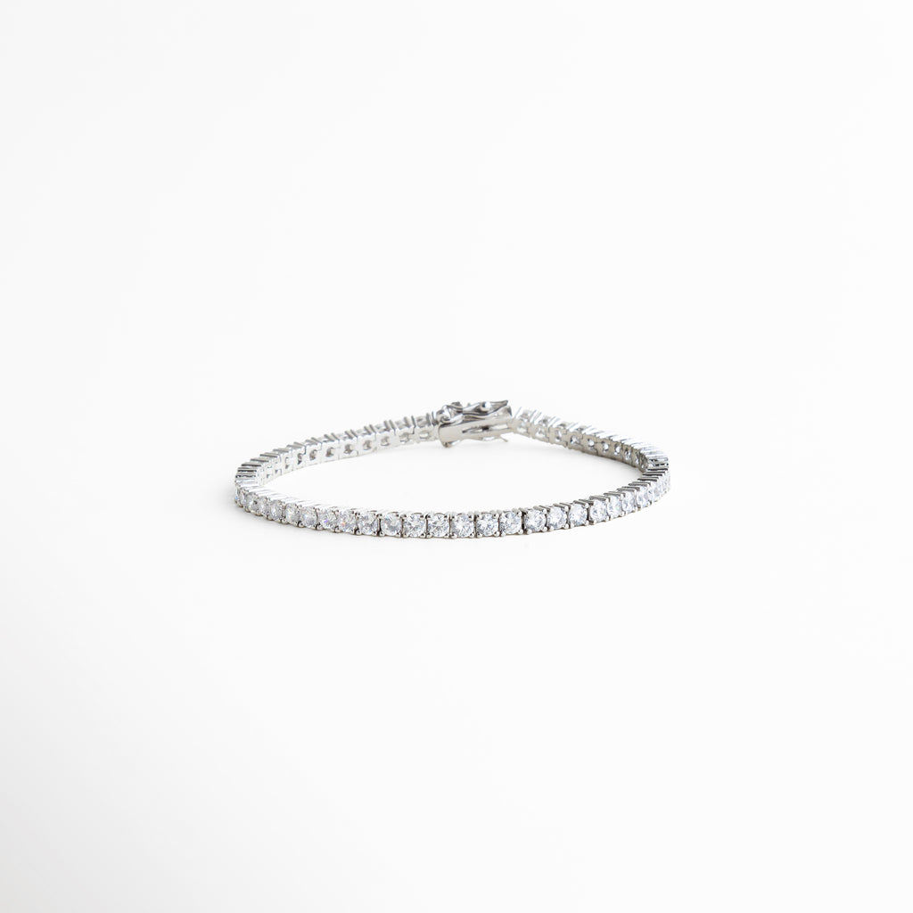 pulsera tennis plateada, pulsera con piedras brillantes, joyería elegante mujer, pulsera clásica moderna, accesorios plateados sofisticados, pulsera luminosa, joyería atemporal, pulsera fina plateada