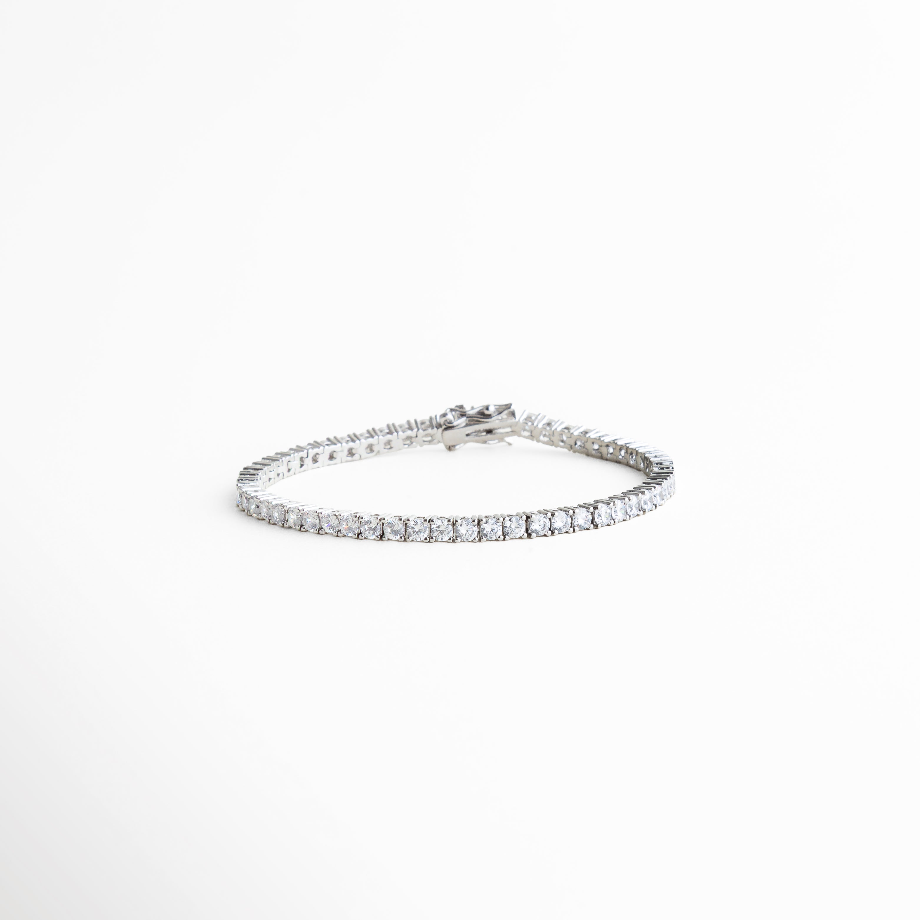 pulsera tennis plateada, pulsera con piedras brillantes, joyería elegante mujer, pulsera clásica moderna, accesorios plateados sofisticados, pulsera luminosa, joyería atemporal, pulsera fina plateada