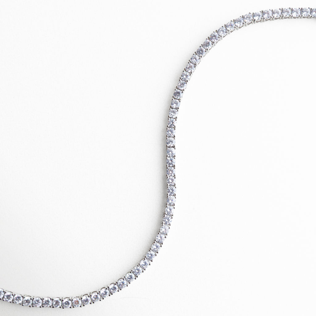 pulsera tennis extendida, pulsera plateada con cristales, joyería brillante moderna, pulsera elegante larga, accesorios femeninos plateados, pulsera con brillo continuo, joyería minimal elegante, pulsera refinada