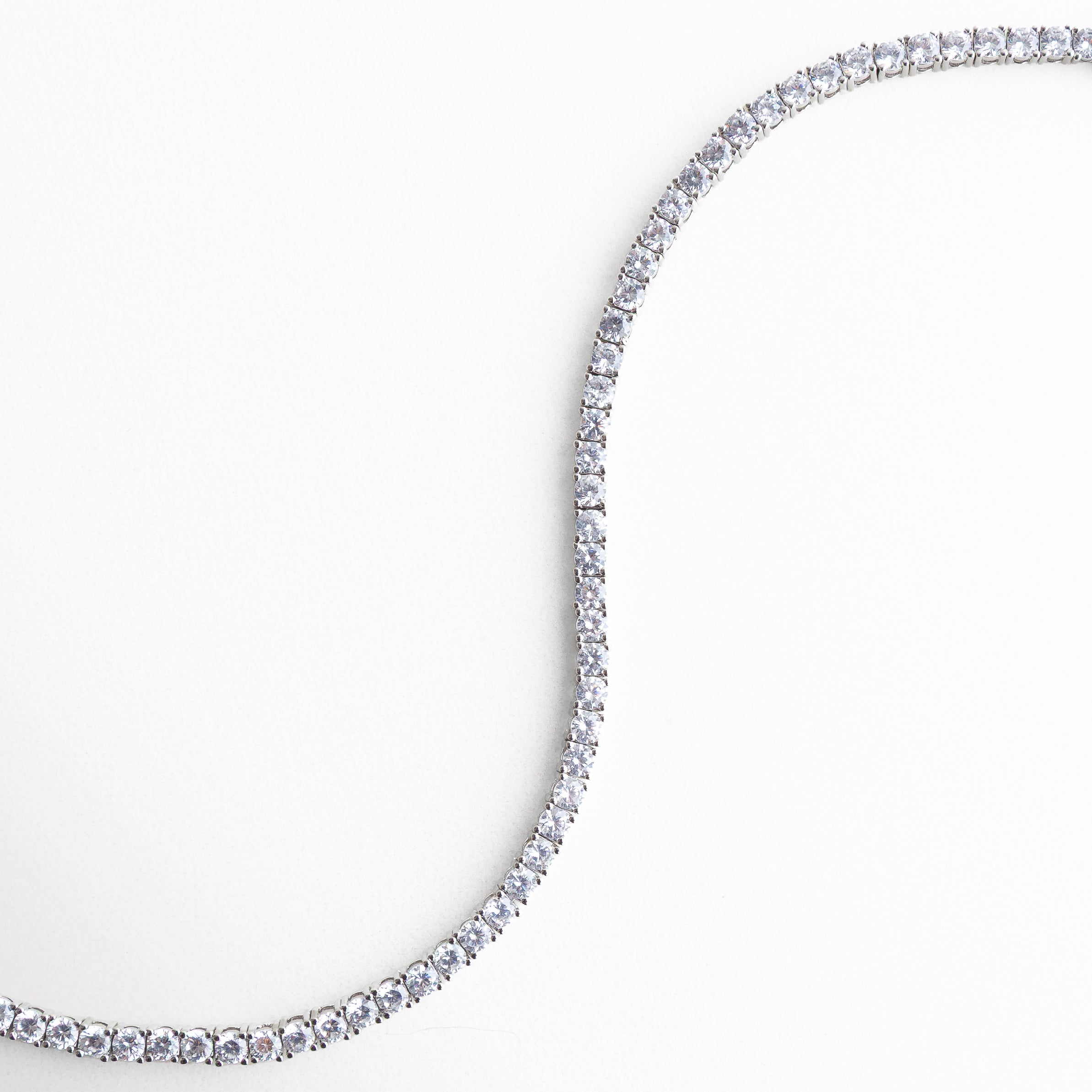 pulsera tennis extendida, pulsera plateada con cristales, joyería brillante moderna, pulsera elegante larga, accesorios femeninos plateados, pulsera con brillo continuo, joyería minimal elegante, pulsera refinada