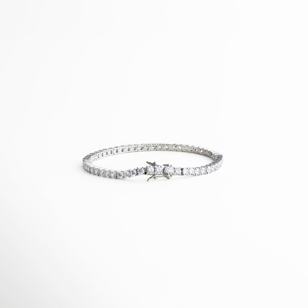 pulsera tennis minimal, joyería plateada delicada, pulsera elegante mujer, accesorios plateados clásicos, pulsera chic diaria, joyería femenina luminosa, pulsera sofisticada, pulsera atemporal