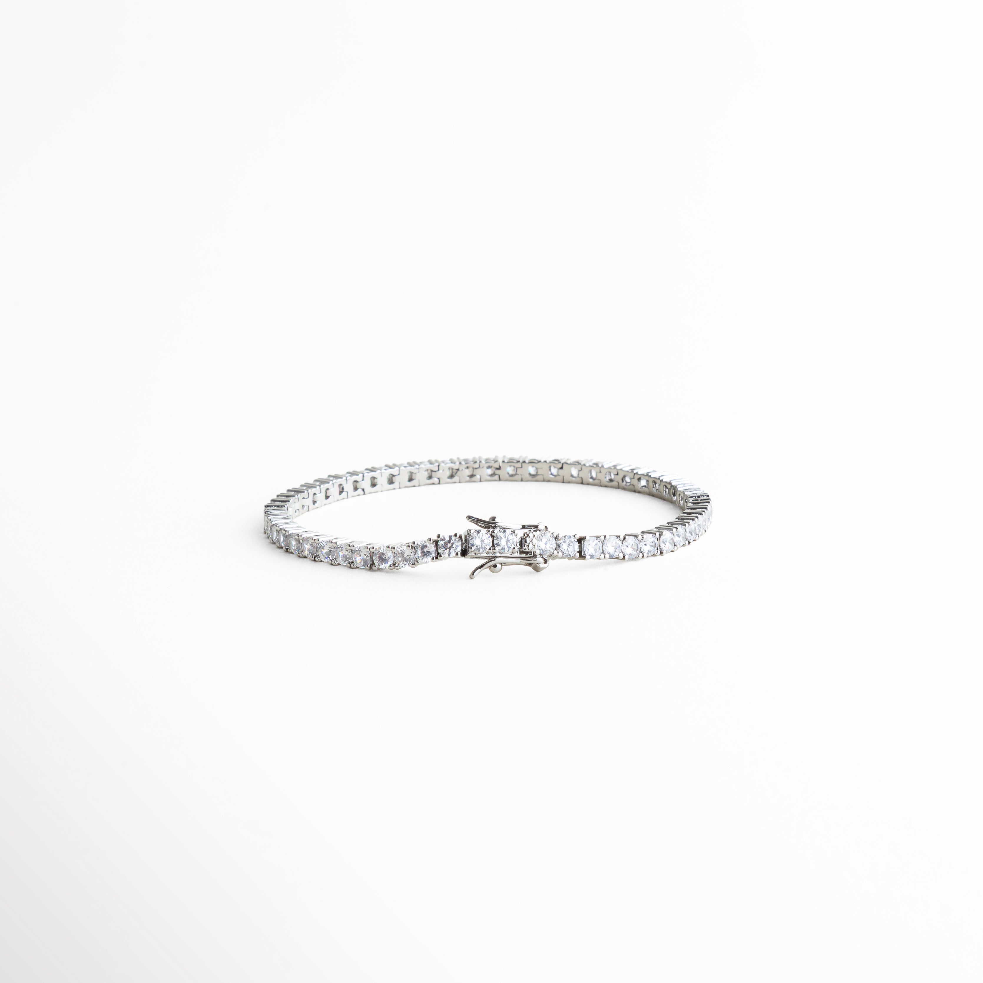 pulsera tennis minimal, joyería plateada delicada, pulsera elegante mujer, accesorios plateados clásicos, pulsera chic diaria, joyería femenina luminosa, pulsera sofisticada, pulsera atemporal