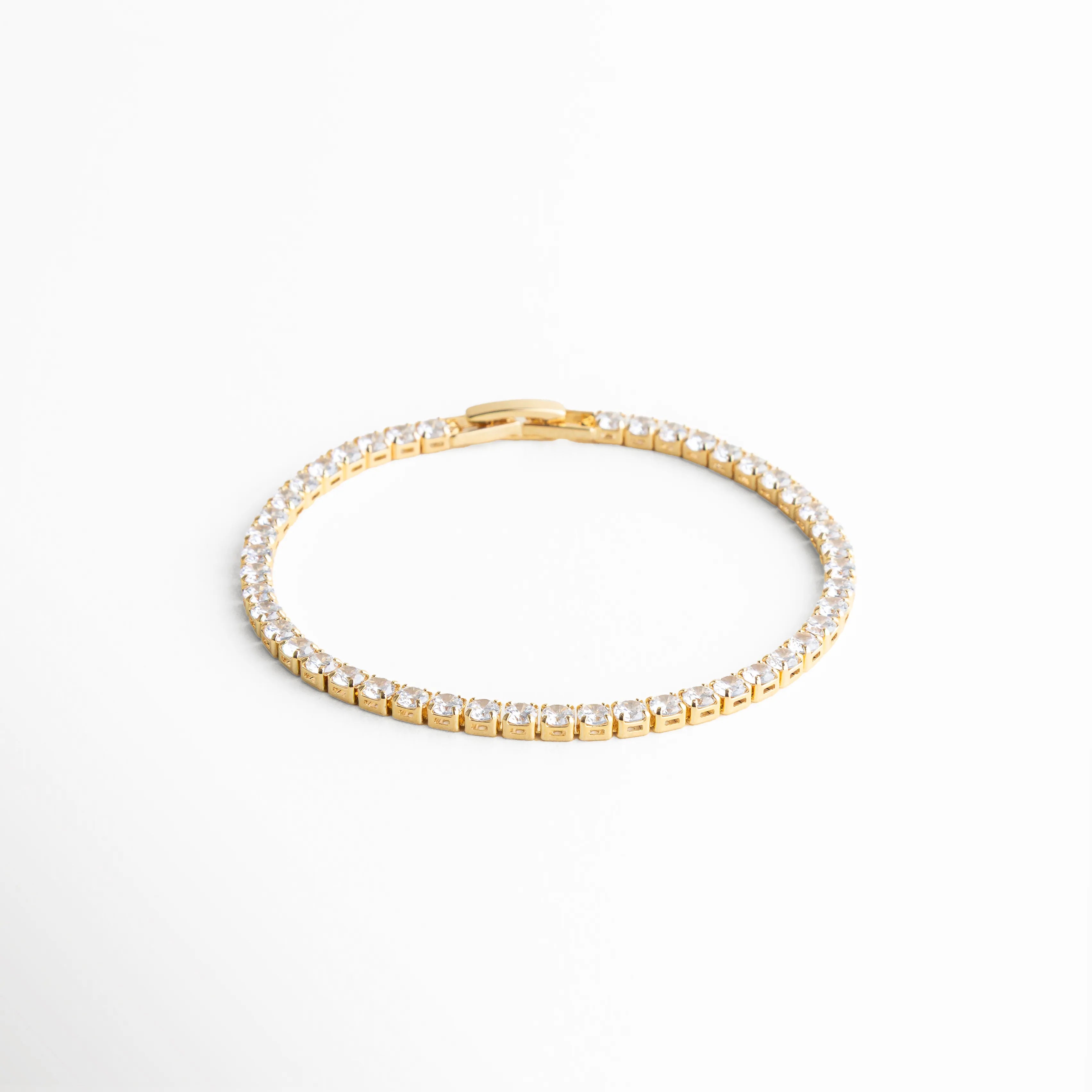 pulsera tennis circular, joyería plateada minimal, pulsera elegante mujer, accesorios plateados clásicos, pulsera chic diaria, joyería sofisticada, pulsera fina plateada, pulsera atemporal