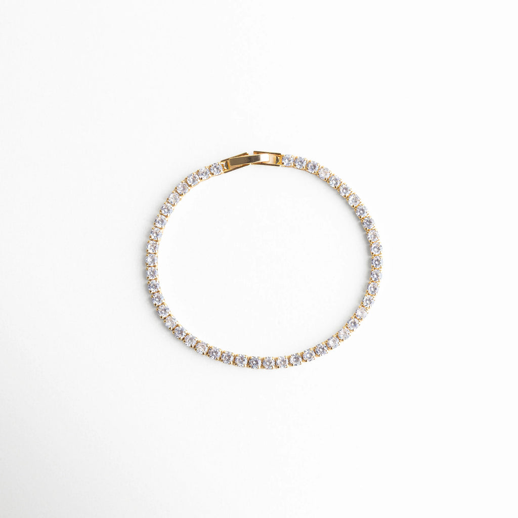 pulsera tennis vista superior, pulsera elegante plateada, joyería clásica moderna, pulsera femenina atemporal, accesorios plateados chic, pulsera con piedras brillantes, joyería delicada mujer, pulsera refinada